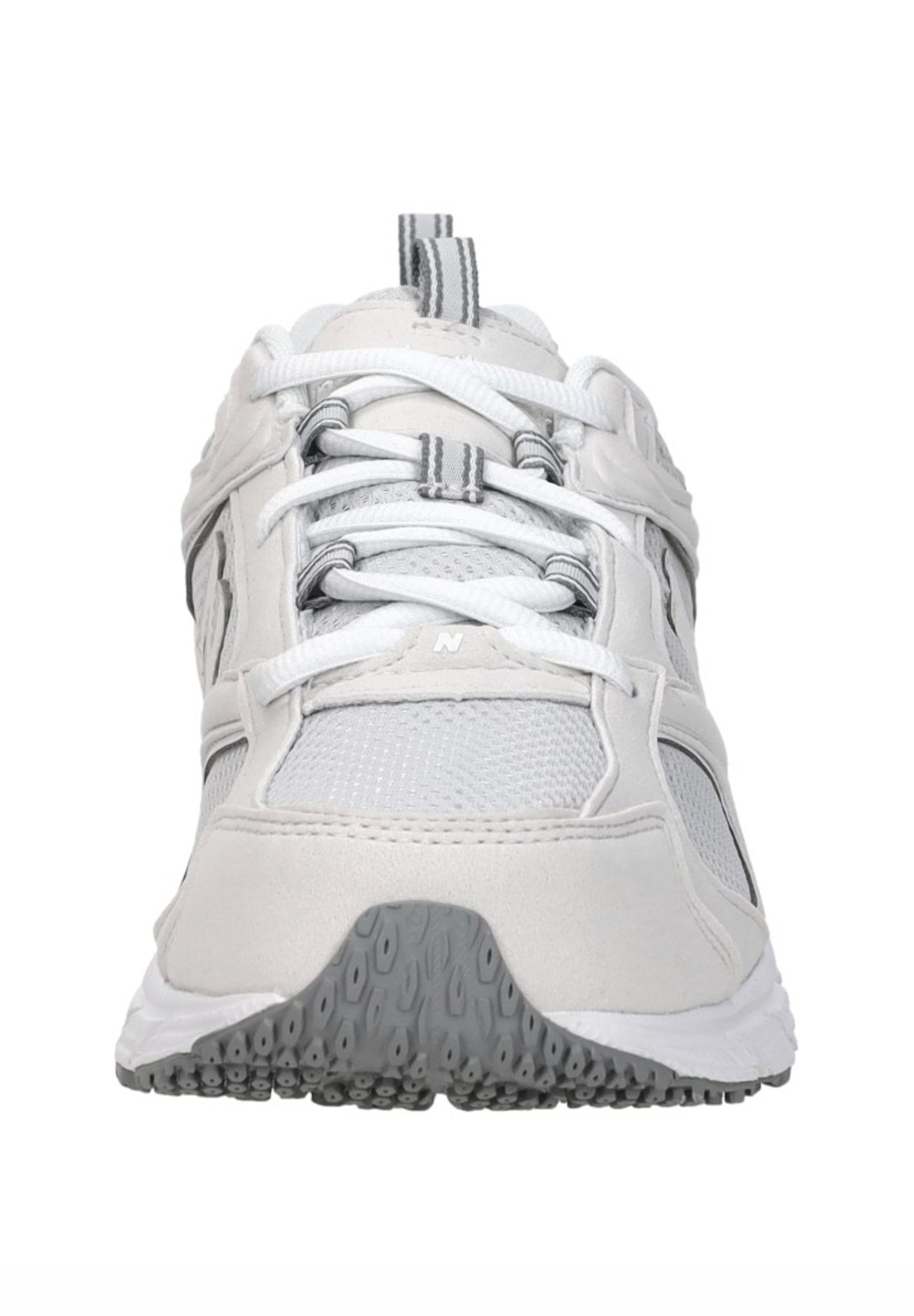 Zapatilla deportiva blanca y gris con paneles de malla, múltiples cordones y suela de goma texturizada, vista frontal sobre fondo blanco.