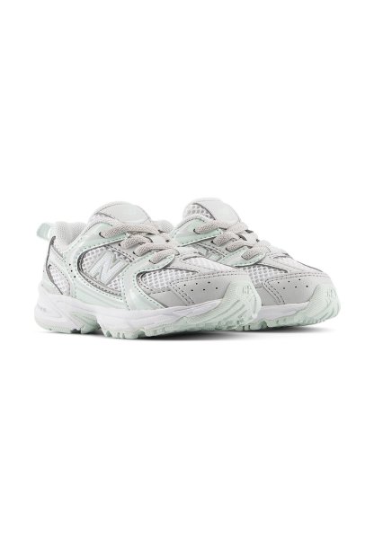 Par de zapatillas deportivas gris claro y blancas con paneles de malla, cordones y suelas de goma texturizadas, mostradas una al lado de la otra sobre fondo blanco.