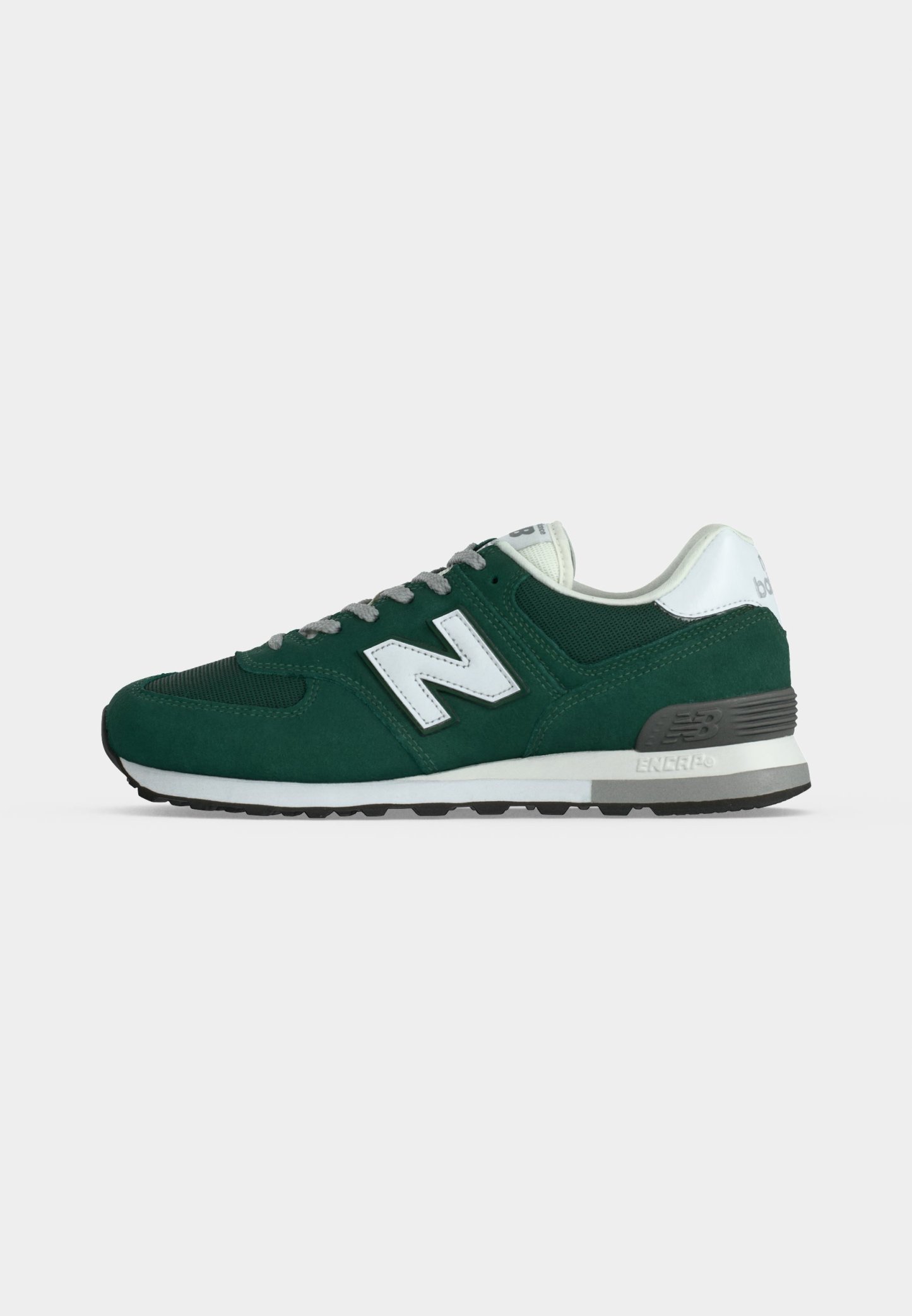 Zapatilla New Balance verde y blanca con cordones grises, logo "N" blanco en el lateral y suela en blanco y negro, mostrada desde el lado exterior.