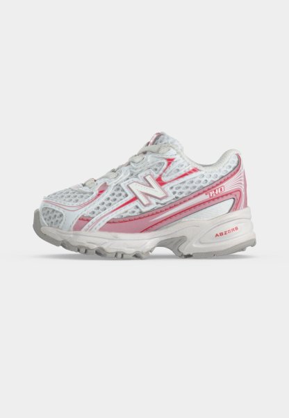 Zapatilla deportiva blanca y rosa con parte superior de malla, suela acolchada y logo "N" en el lateral, vista desde el lado exterior.