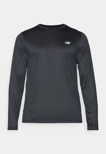 Camiseta atlética de manga larga en negro, hecha de una tela suave y ligera con una sutil textura. Presenta un pequeño logo en la parte superior izquierda del pecho.