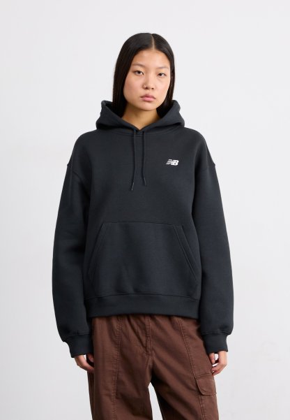 Sudadera con capucha negra hecha de una mezcla de algodón, con un bolsillo delantero tipo canguro y un pequeño logo blanco en el pecho.