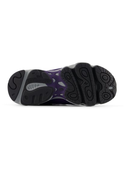 Suela de zapato deportivo púrpura con componentes de goma negra; presenta patrones ranurados y un destacado logo "N" para tracción y soporte.