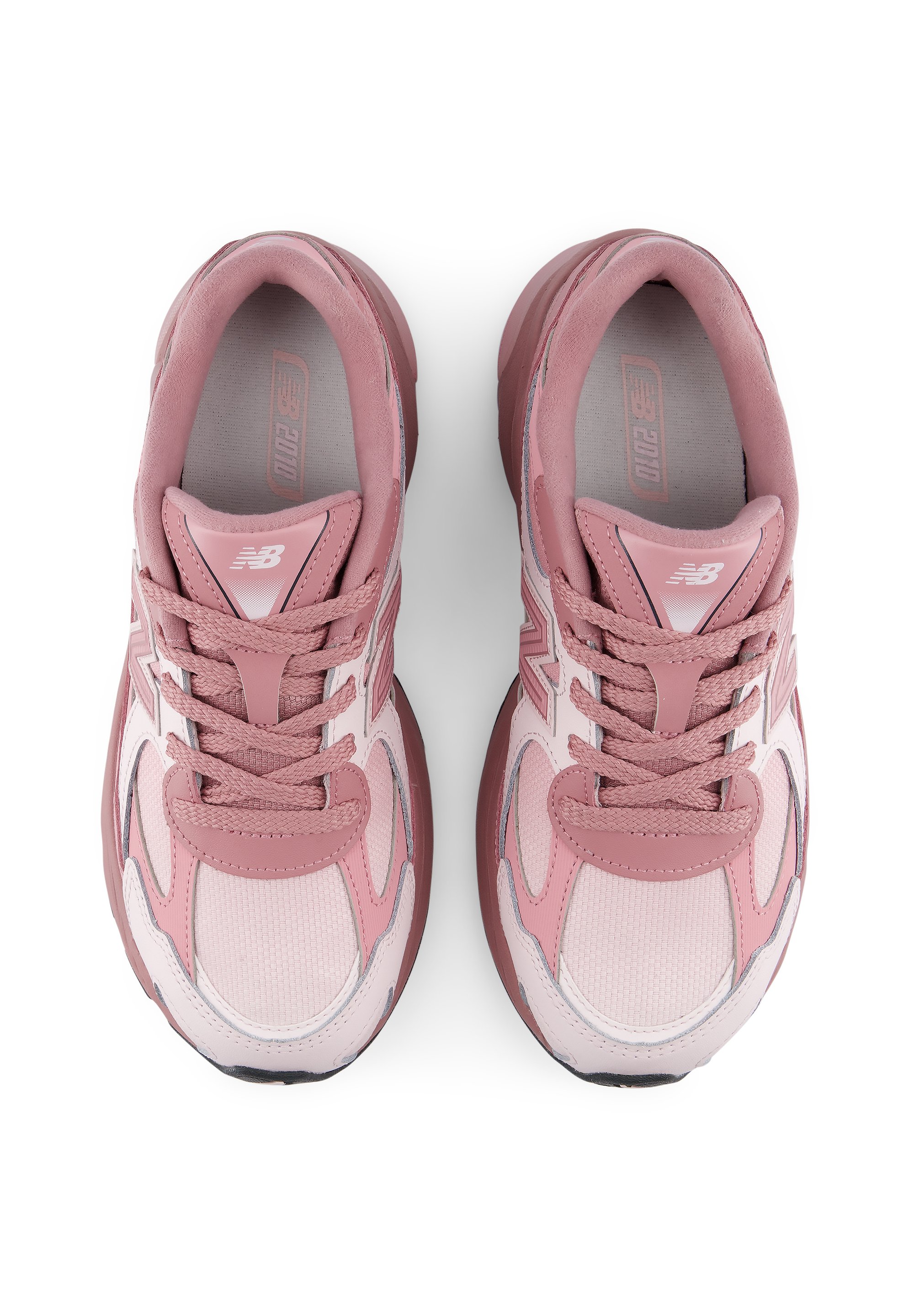 Par de zapatillas New Balance rosas y blancas con cordones, vistas desde arriba sobre un fondo blanco.