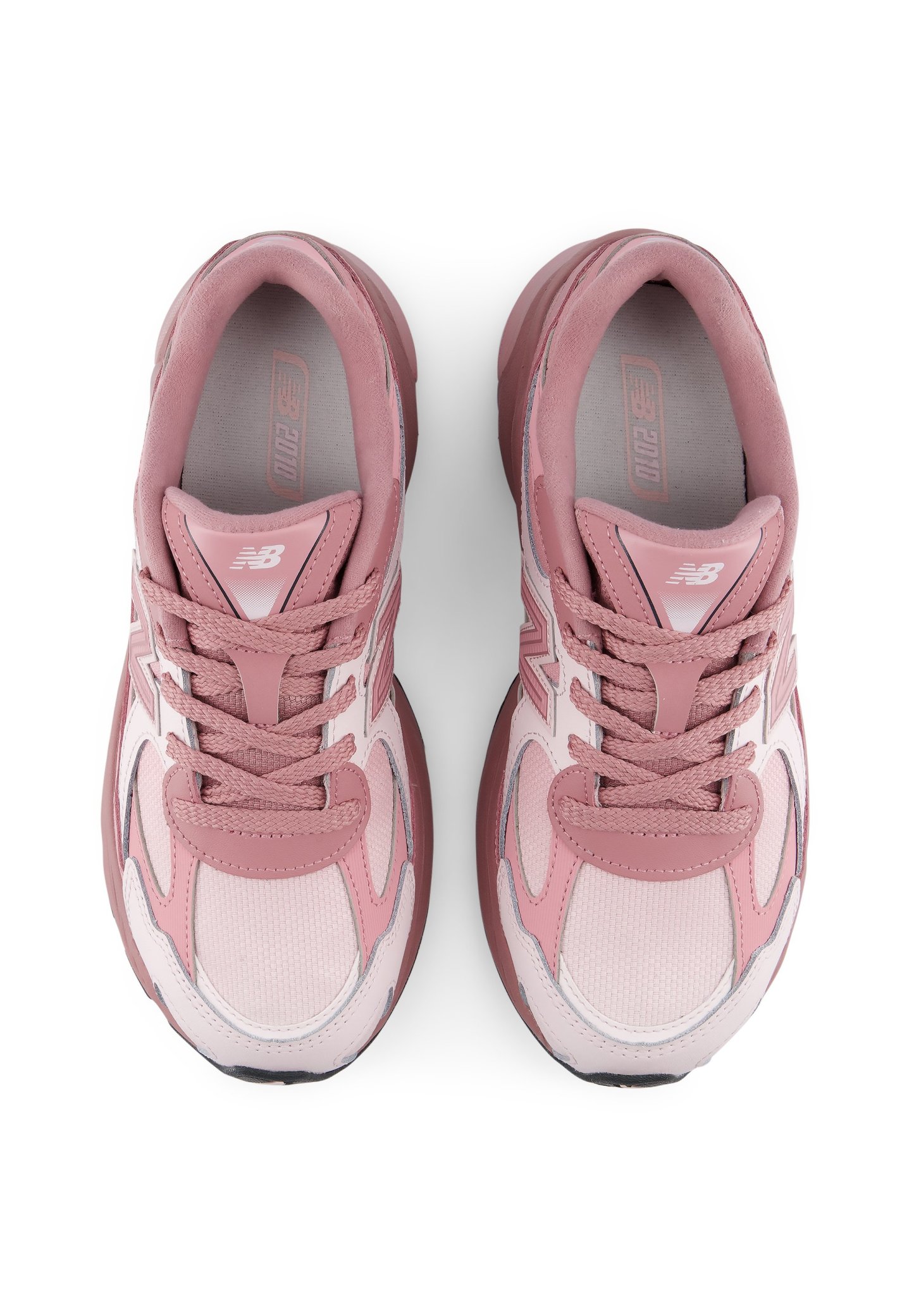 Par de zapatillas New Balance rosas y blancas con cordones, vistas desde arriba sobre un fondo blanco.