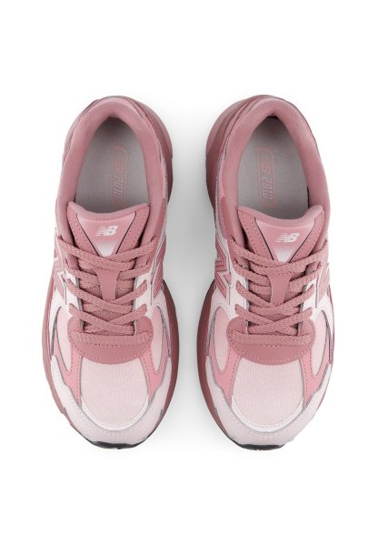 Par de zapatillas New Balance rosas y blancas con cordones, vistas desde arriba sobre un fondo blanco.