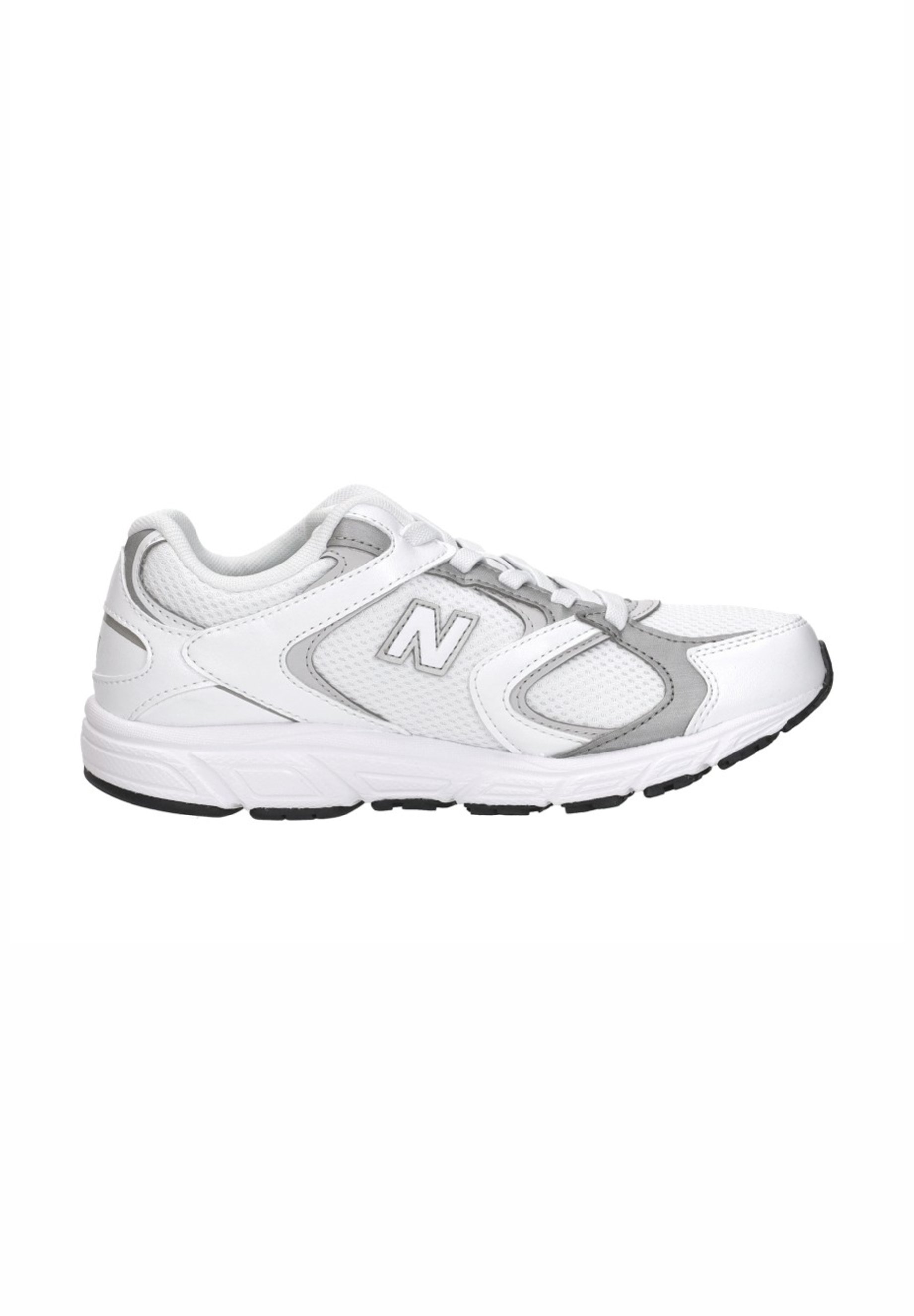 Zapatilla deportiva blanca y gris con paneles de malla, cierre de cordones, suela acolchada y logo "N" en el lateral.