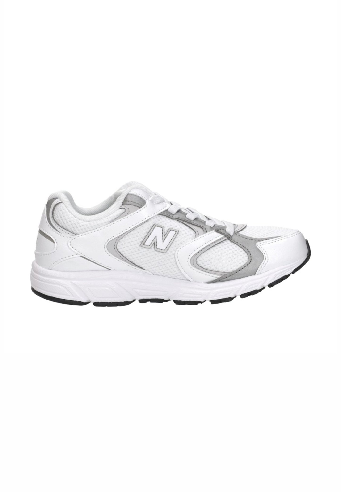 Zapatilla deportiva blanca y gris con paneles de malla, cierre de cordones, suela acolchada y logo "N" en el lateral.