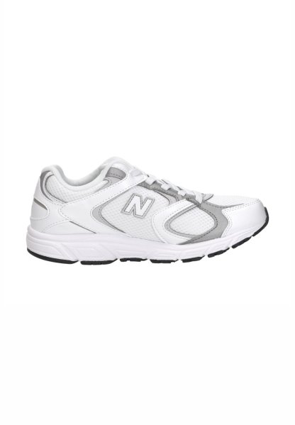 Zapatilla deportiva blanca y gris con paneles de malla, cierre de cordones, suela acolchada y logo "N" en el lateral.