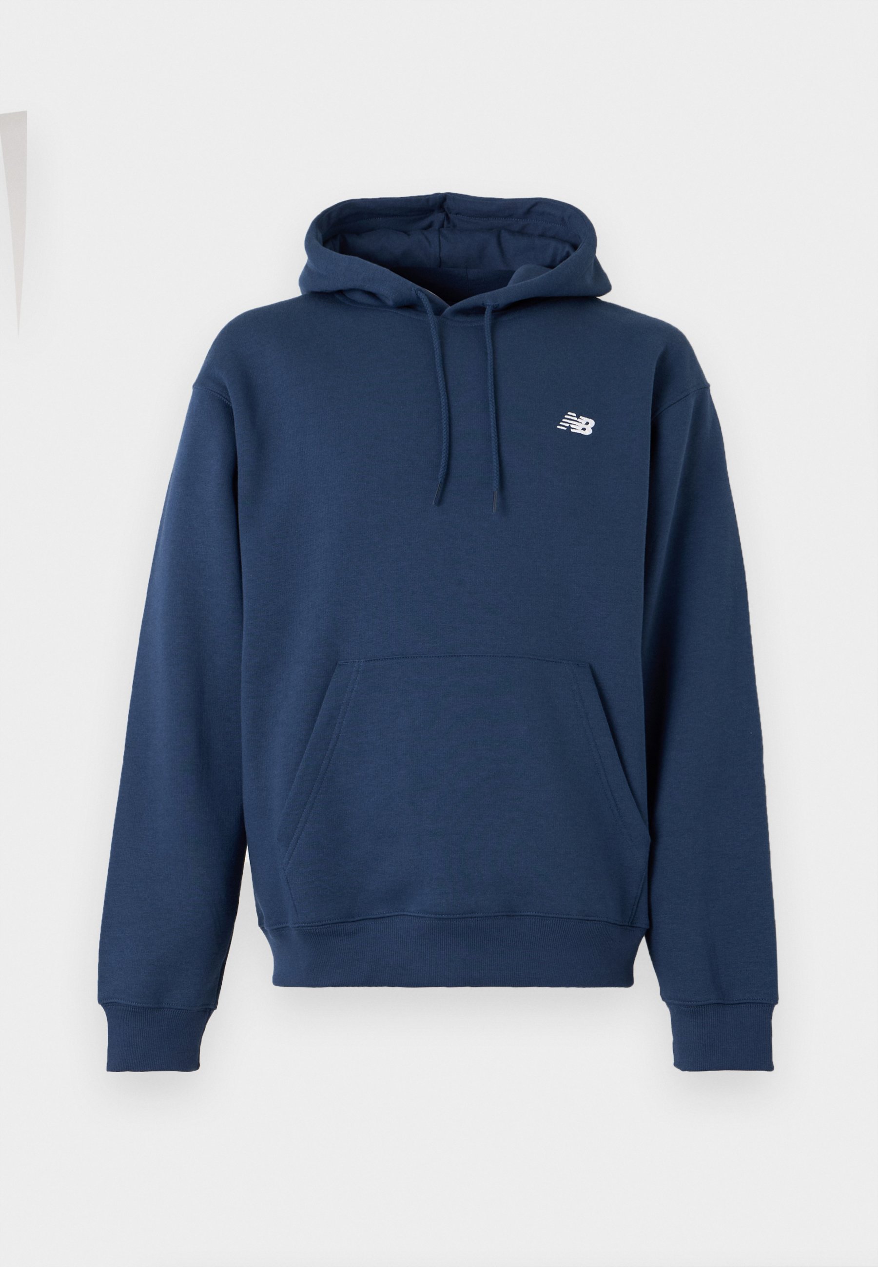 Sudadera con capucha azul marino con bolsillo canguro delantero, capucha con cordón, puños acanalados y pequeño logo blanco de New Balance en el pecho.