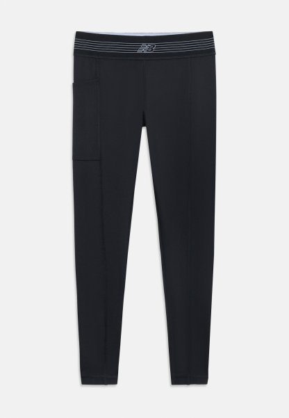 Leggings atléticos ajustados de color negro con un bolsillo lateral y una cintura a rayas que presenta un pequeño logo blanco centrado al frente.