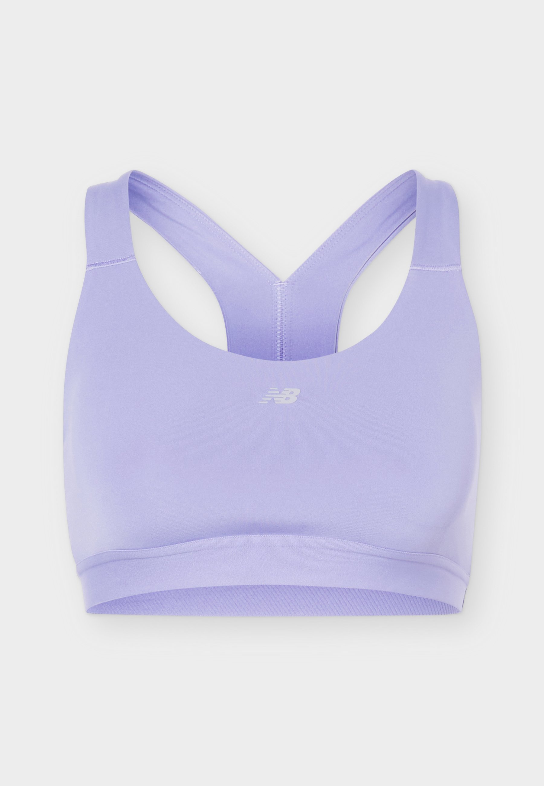 Sujetador deportivo New Balance lavanda con diseño de espalda racerback, soporte medio y construcción sin costuras, presentado sobre un fondo blanco.