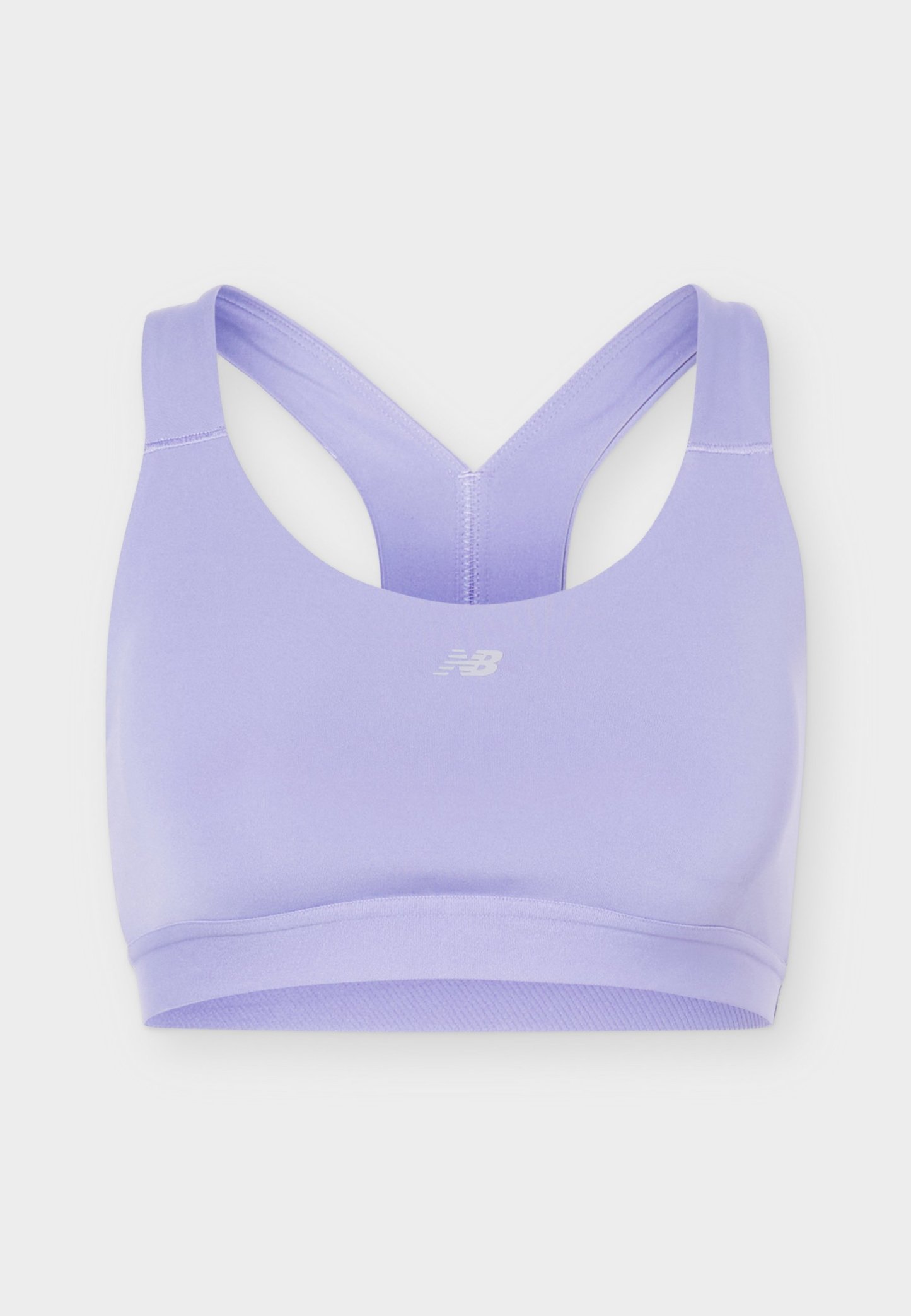 Sujetador deportivo New Balance lavanda con diseño de espalda racerback, soporte medio y construcción sin costuras, presentado sobre un fondo blanco.