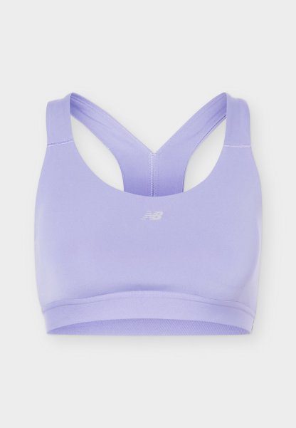 Sujetador deportivo New Balance lavanda con diseño de espalda racerback, soporte medio y construcción sin costuras, presentado sobre un fondo blanco.