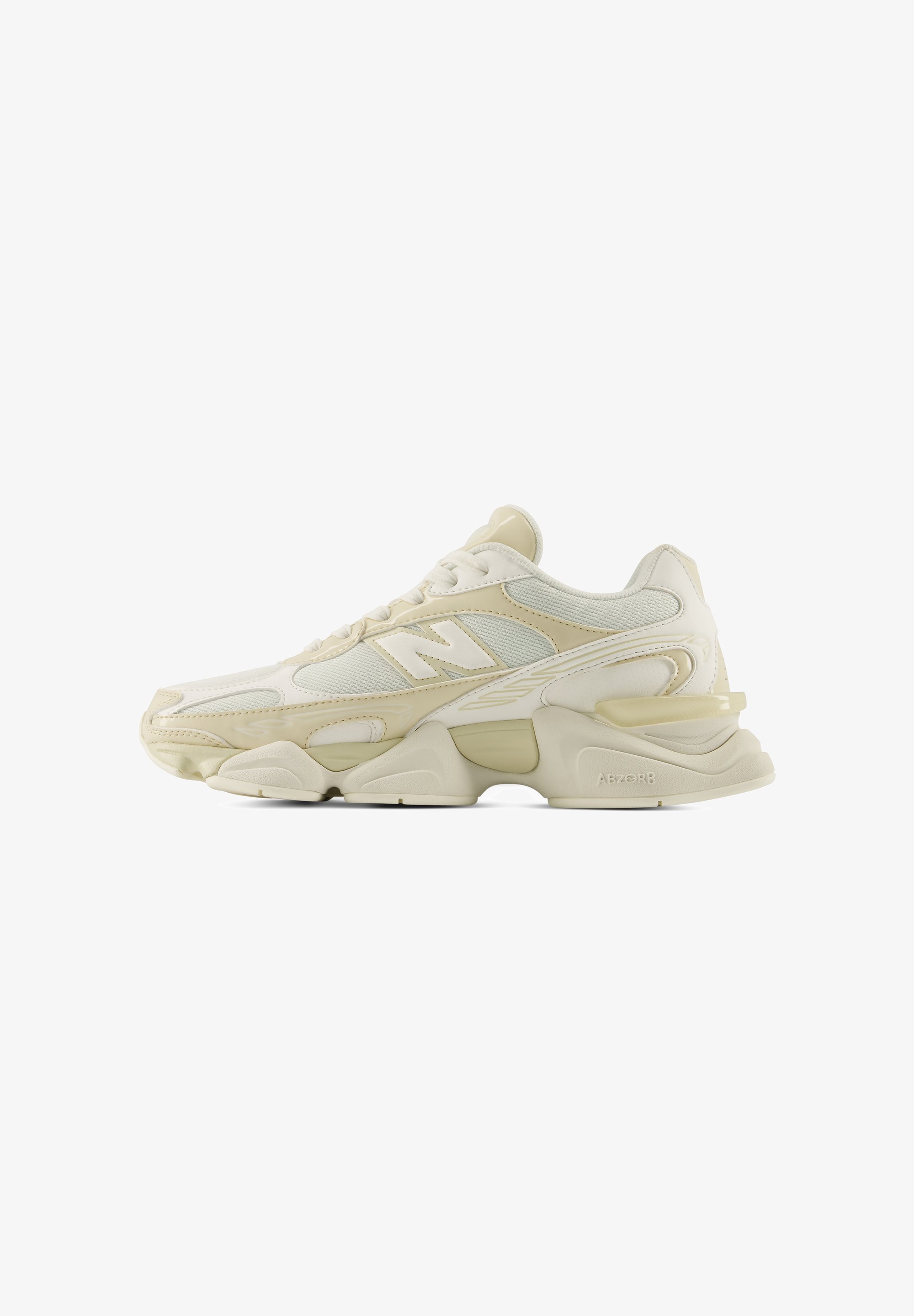 Zapatilla deportiva cremosa y beige con parte superior de malla y cuero, suela gruesa y logo en el lateral, aislada sobre fondo blanco.