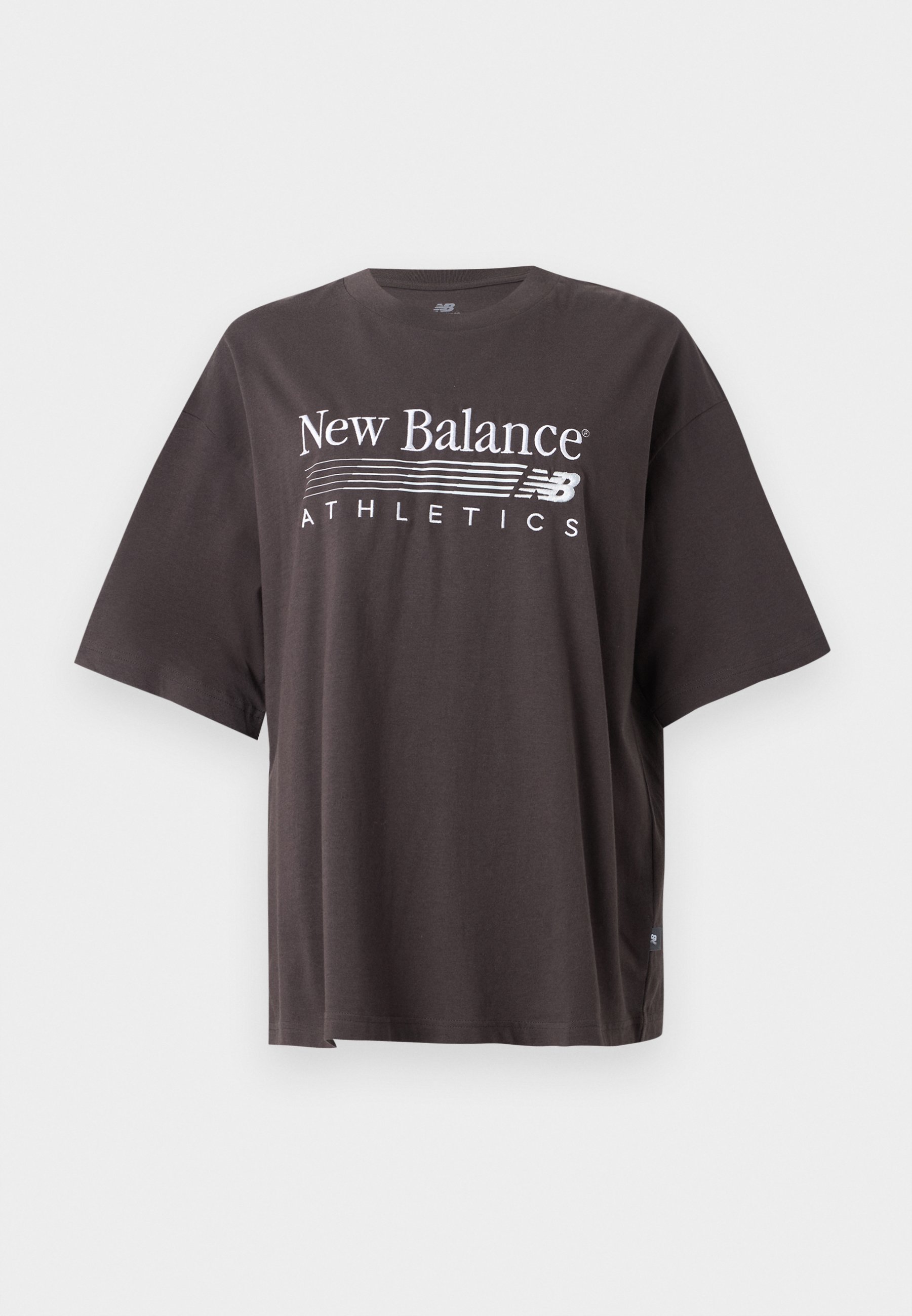 Camiseta de manga corta oversized de color gris oscuro de New Balance con el logo blanco "New Balance Athletics" y gráfico estilizado "NB" en el centro frontal.