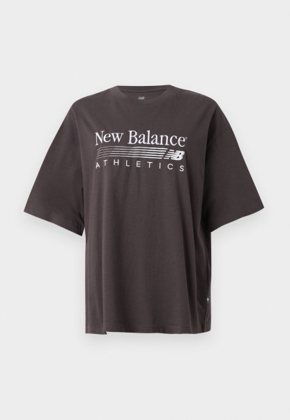 Camiseta de manga corta oversized de color gris oscuro de New Balance con el logo blanco "New Balance Athletics" y gráfico estilizado "NB" en el centro frontal.