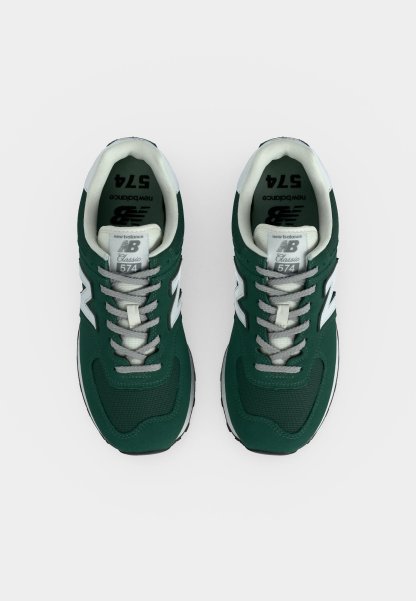 Par de zapatillas New Balance 574 Classic verdes y blancas vistas desde arriba sobre un fondo blanco.