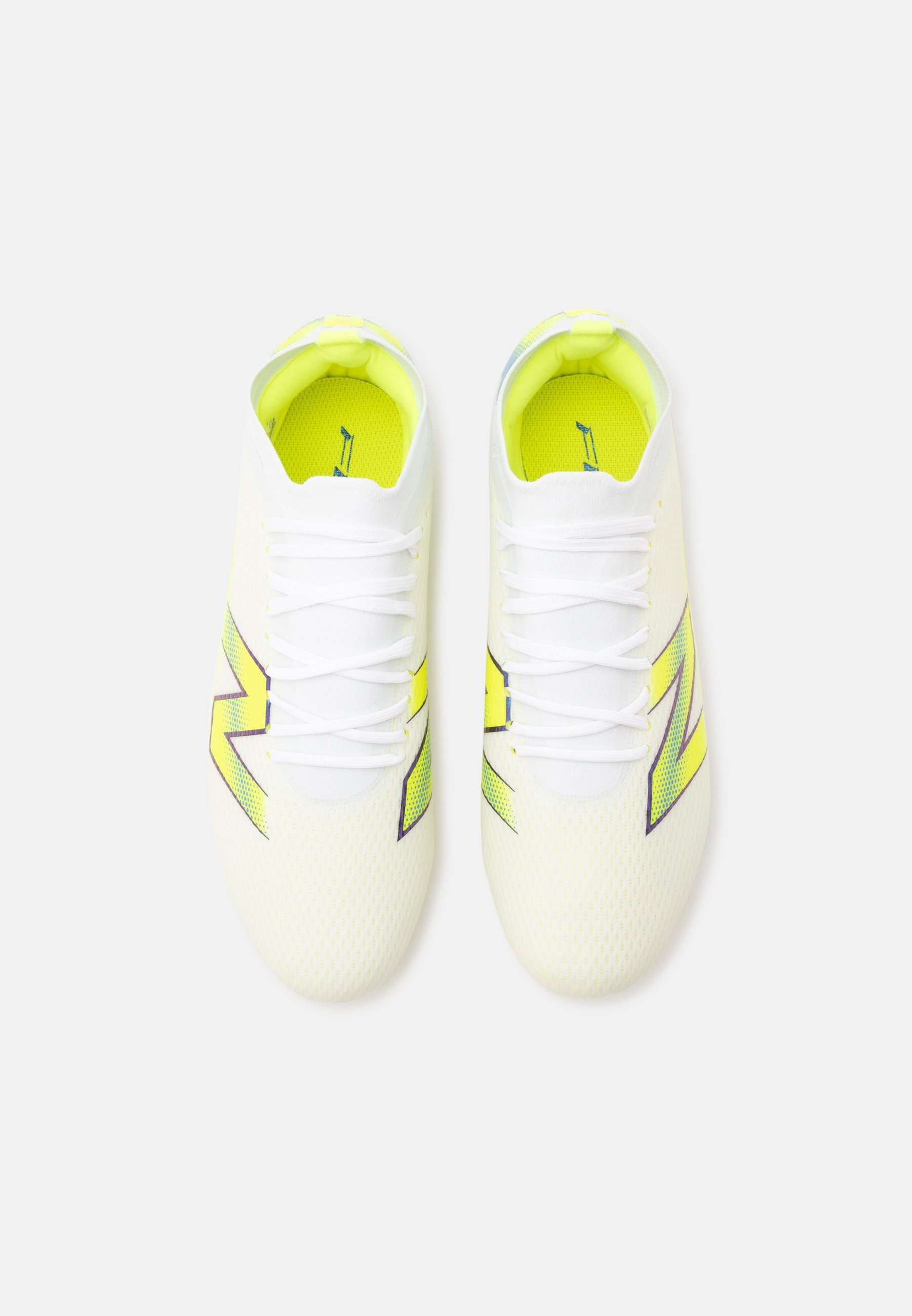 Par de zapatos deportivos blancos con forro interior amarillo neón y un gran logo estilizado amarillo y negro en los laterales, visto desde arriba.