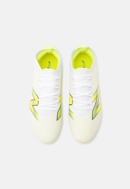 Par de zapatos deportivos blancos con forro interior amarillo neón y un gran logo estilizado amarillo y negro en los laterales, visto desde arriba.