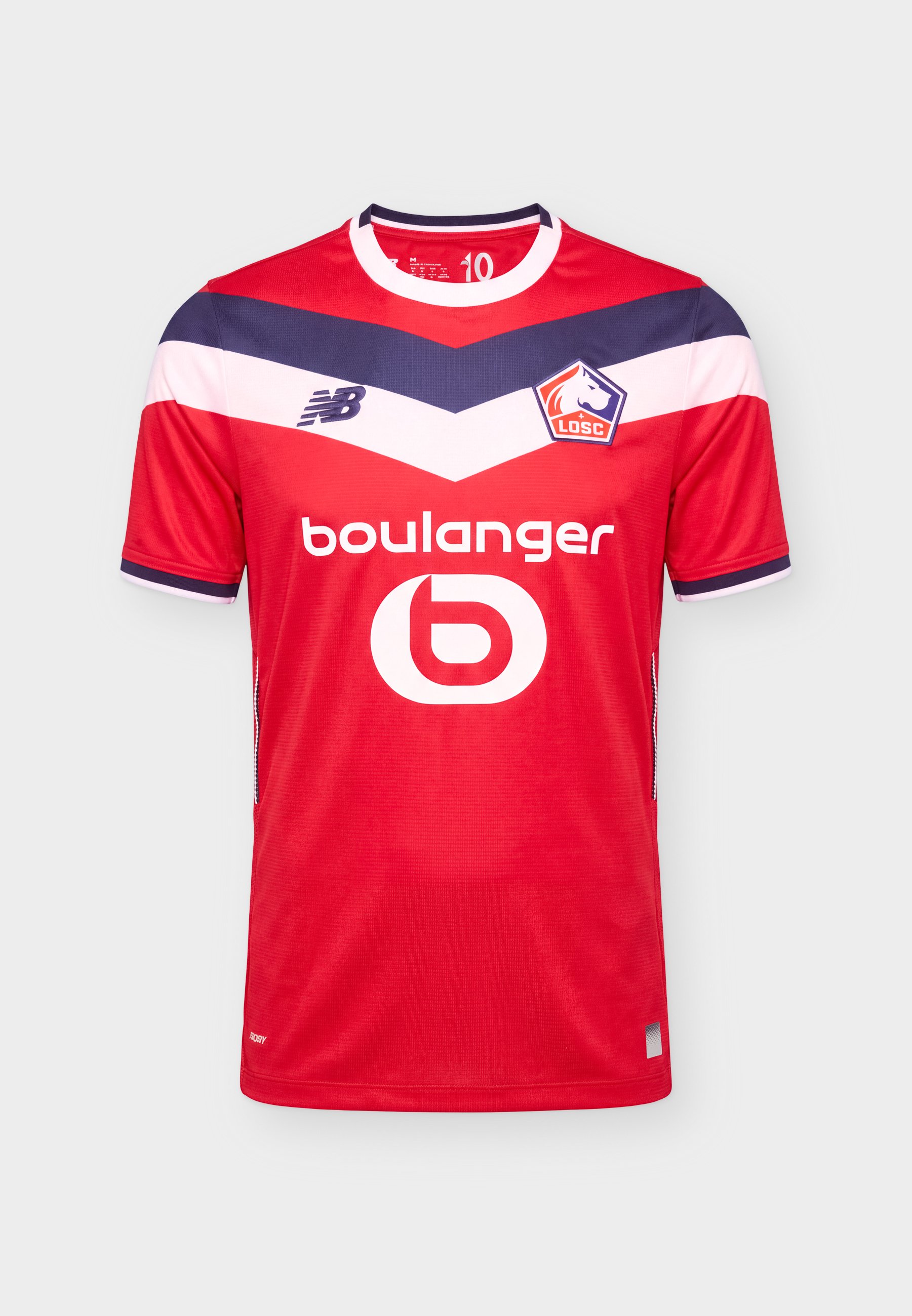 Camiseta de fútbol roja de Lille OSC con franjas en forma de cheurón blancas y azul oscuro, con los logotipos de los patrocinadores "boulanger" y "New Balance" en la parte delantera.