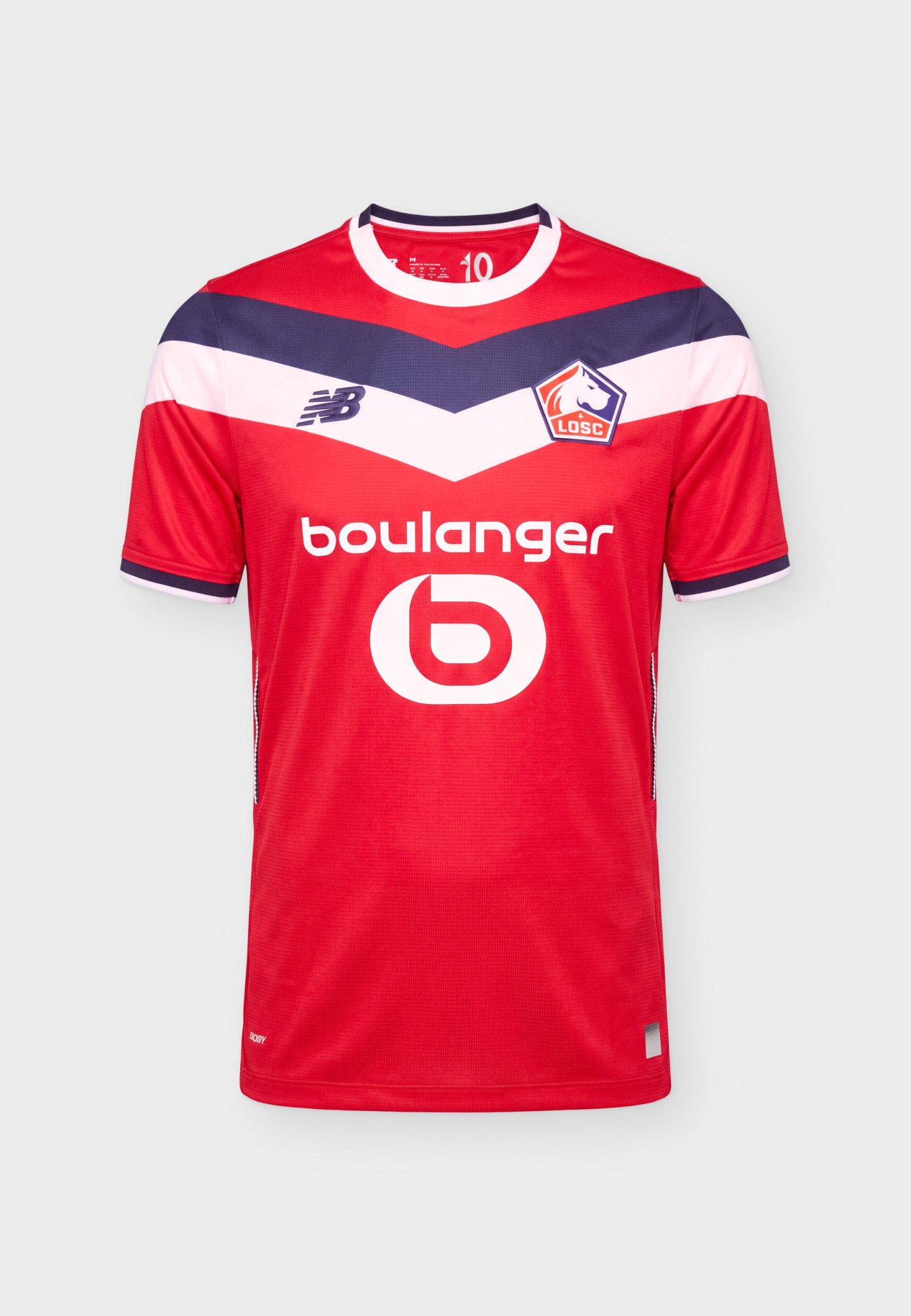 Camiseta de fútbol roja de Lille OSC con franjas en forma de cheurón blancas y azul oscuro, con los logotipos de los patrocinadores "boulanger" y "New Balance" en la parte delantera.