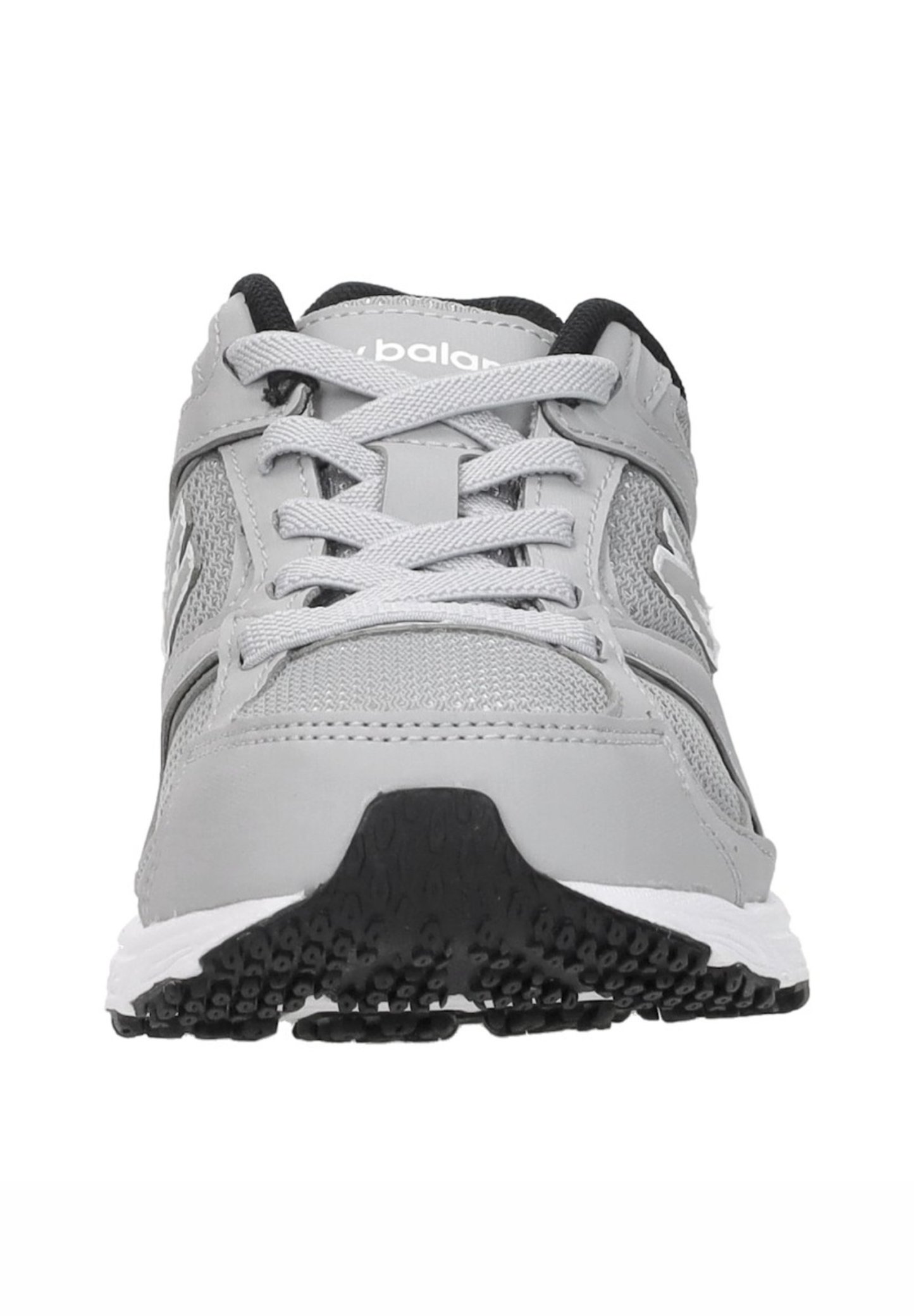 Zapatilla deportiva gris y negra con parte superior de malla y cuero, cordones blancos y suela negra texturizada vista desde el frente.