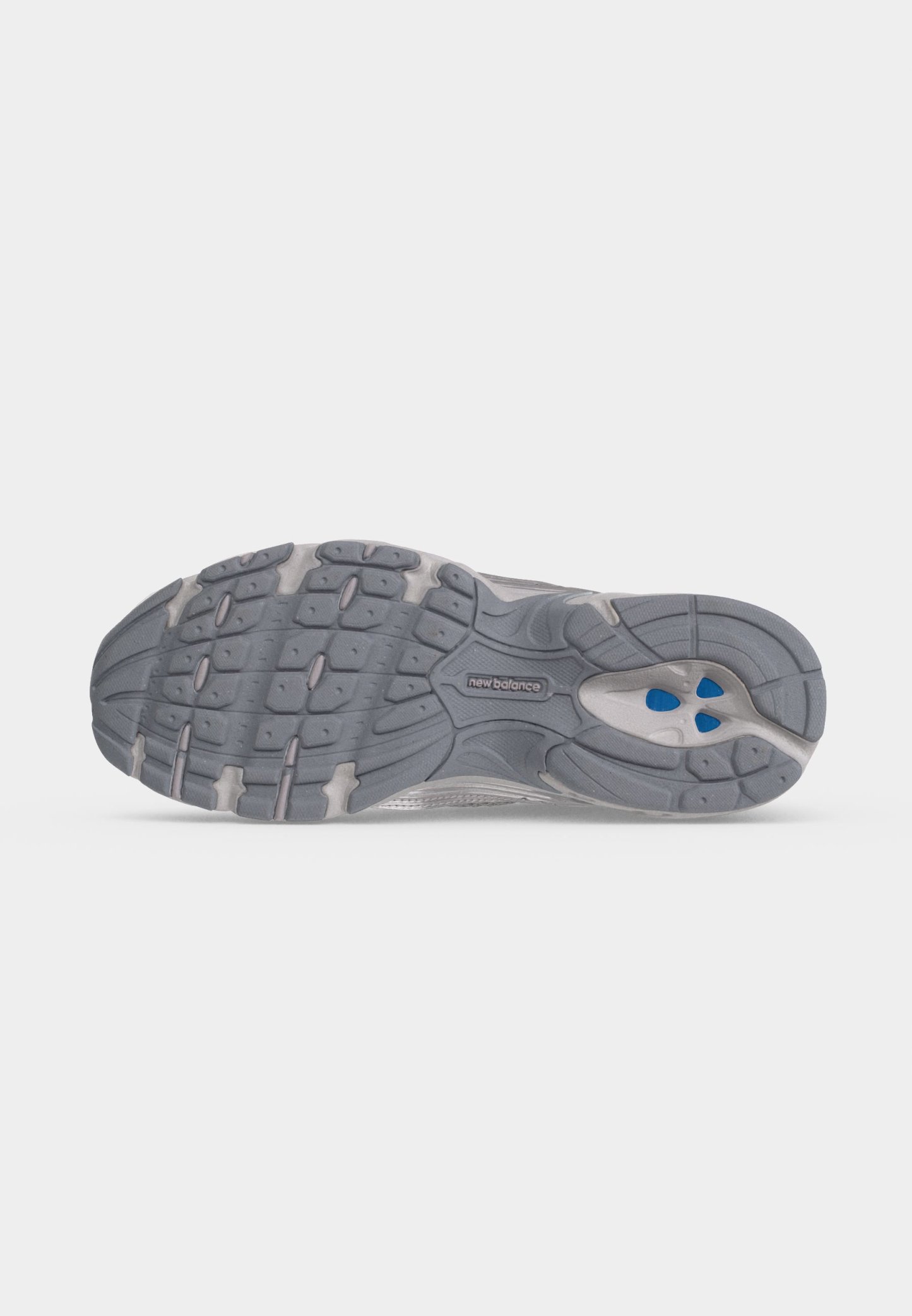 Suela de una zapatilla de correr New Balance gris con banda de rodadura texturizada y acentos azules en la zona del talón.