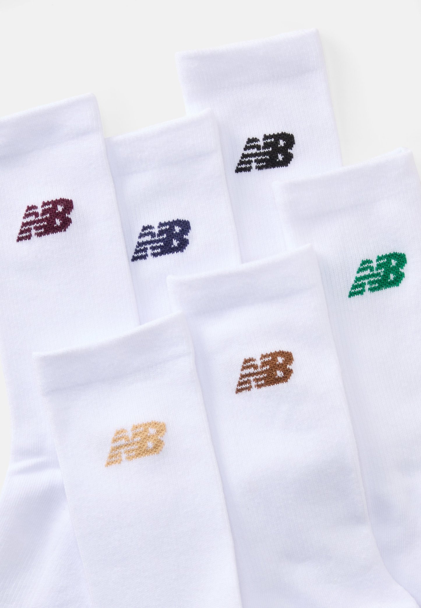 Calcetines blancos con el logo "NB" en seis colores: burdeos, marino, negro, verde, marrón y beige dorado. Tejido suave con puños acanalados.