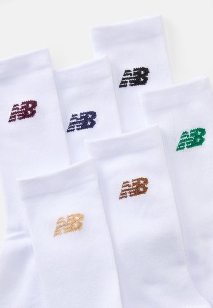 Calcetines blancos con el logo "NB" en seis colores: burdeos, marino, negro, verde, marrón y beige dorado. Tejido suave con puños acanalados.