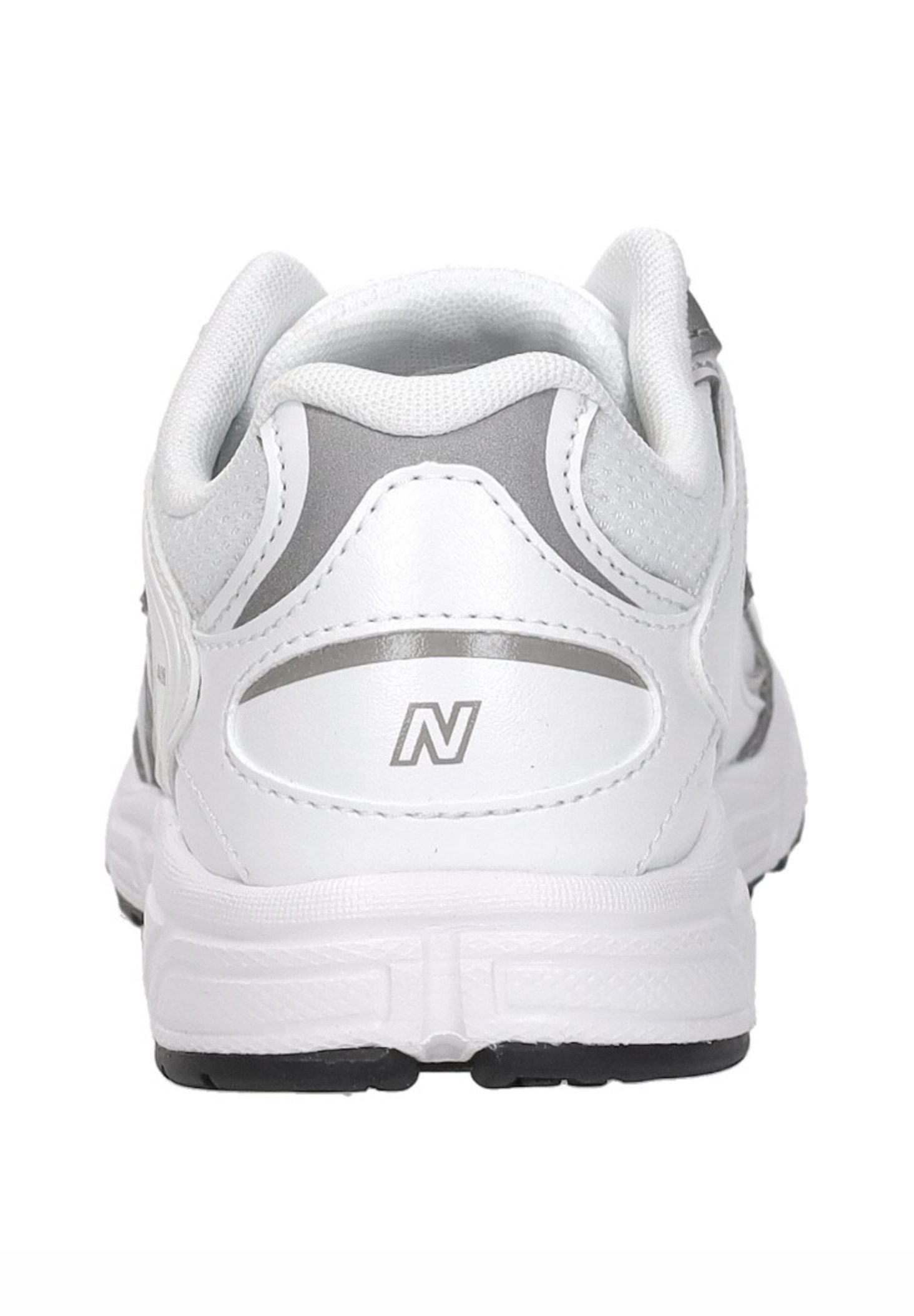 Zapatilla deportiva blanca y gris vista desde atrás, con un cuello acolchado y un logo "N" de la marca en el talón.