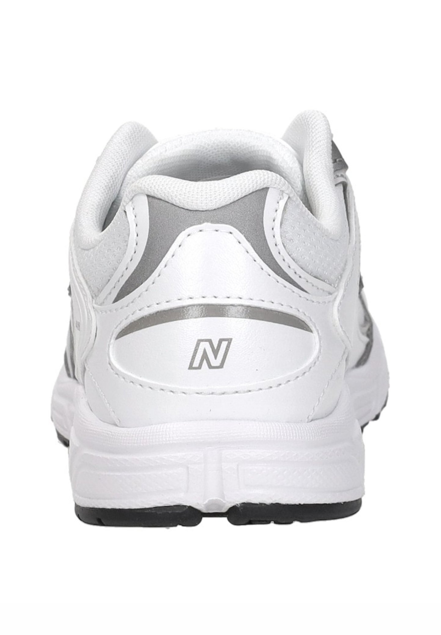 Zapatilla deportiva blanca y gris vista desde atrás, con un cuello acolchado y un logo "N" de la marca en el talón.