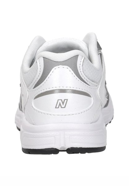 Zapatilla deportiva blanca y gris vista desde atrás, con un cuello acolchado y un logo "N" de la marca en el talón.