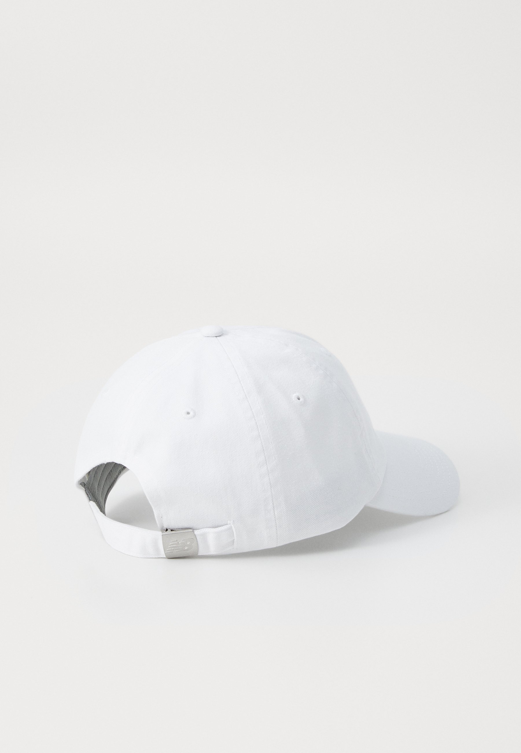 Gorra de béisbol blanca de algodón con visera curvada, correa de metal ajustable en la parte posterior y un suave forro interior. Diseño sencillo, sin patrones.