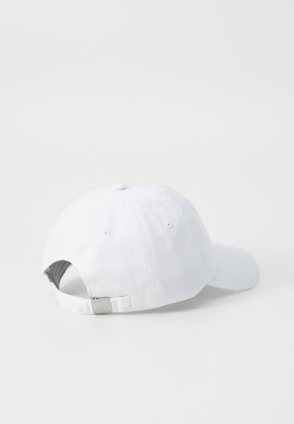 Gorra de béisbol blanca de algodón con visera curvada, correa de metal ajustable en la parte posterior y un suave forro interior. Diseño sencillo, sin patrones.