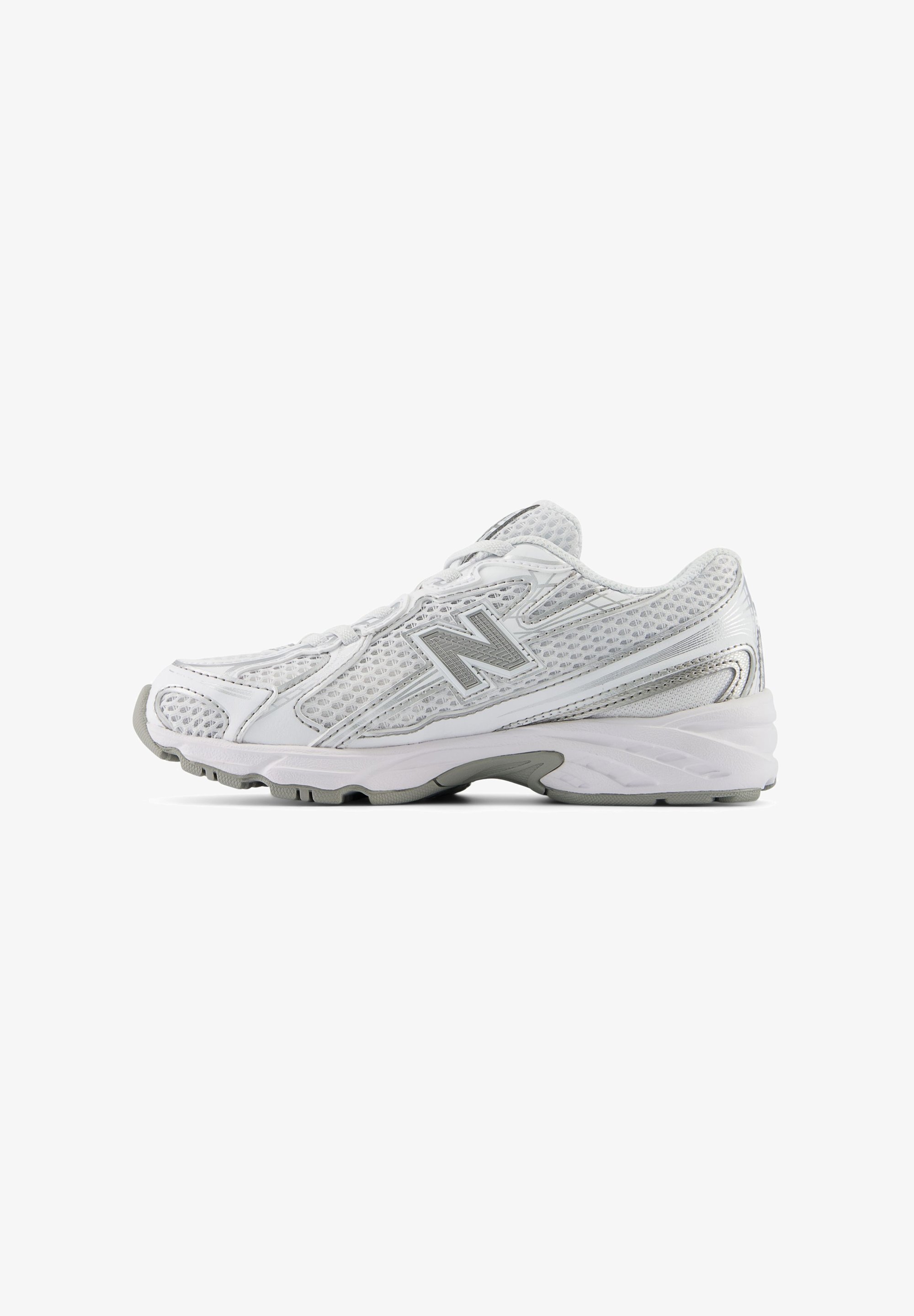 Zapatilla deportiva blanca con parte superior de malla, acentos plateados, cuello acolchado y suela texturizada; presenta un logo en el lateral y diseño de cordones.