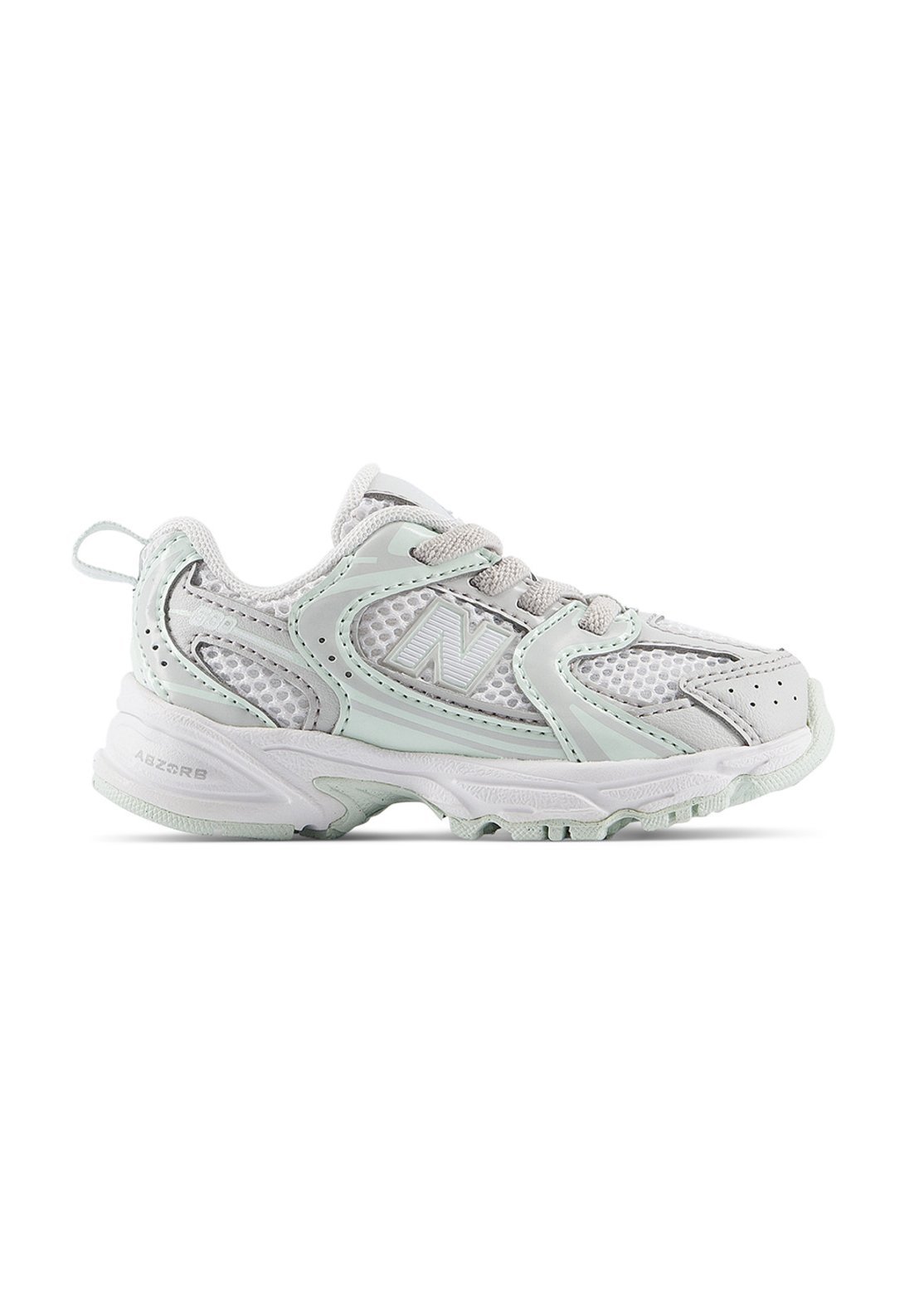 Zapatilla deportiva blanca y gris claro con paneles de malla, cordones y suela texturizada, mostrada de lado sobre un fondo blanco.
