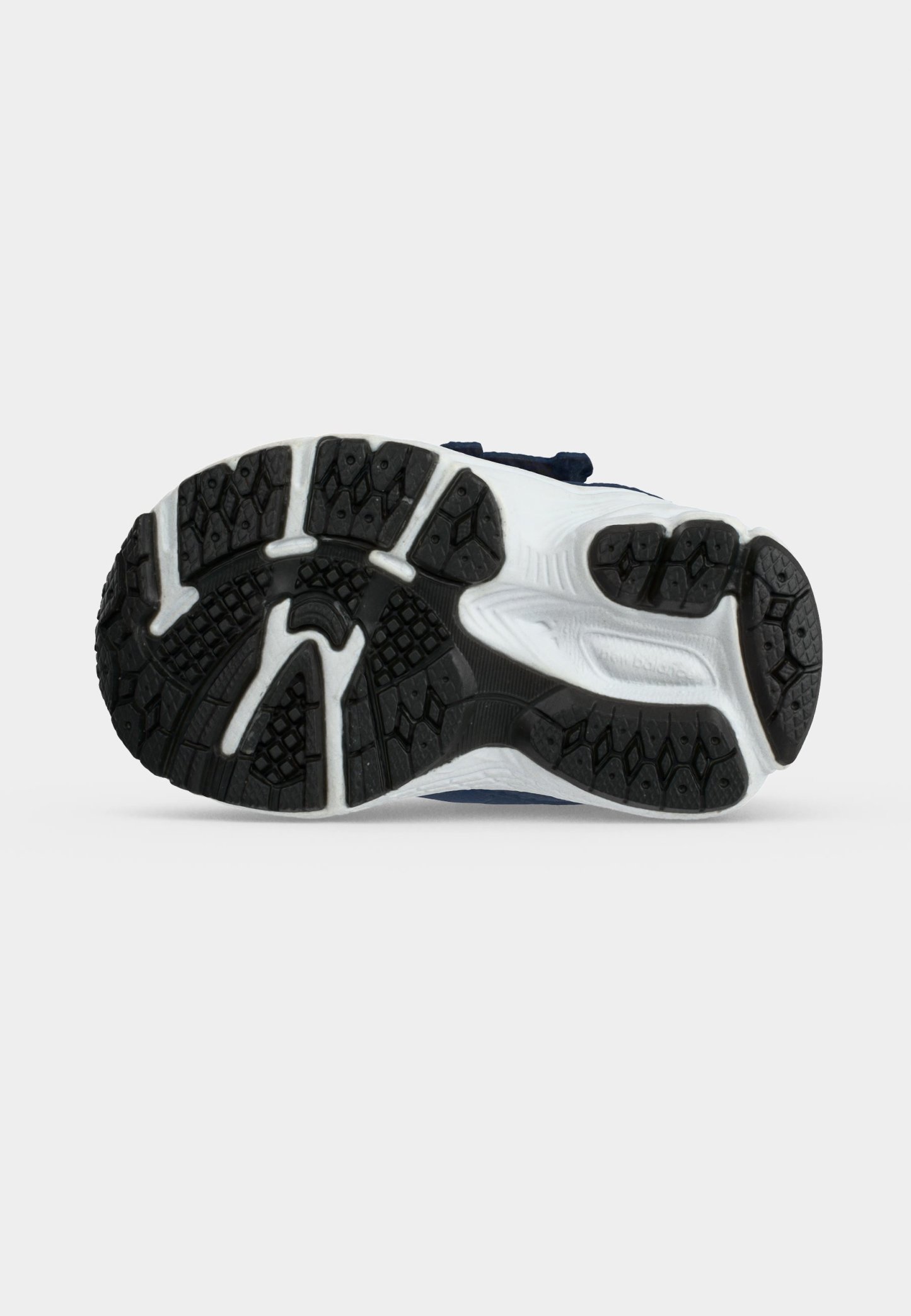 Suela de zapatilla de correr con banda de rodadura de caucho negro y entresuela blanca, mostrando patrones de agarre y textura para tracción sobre un fondo neutro.