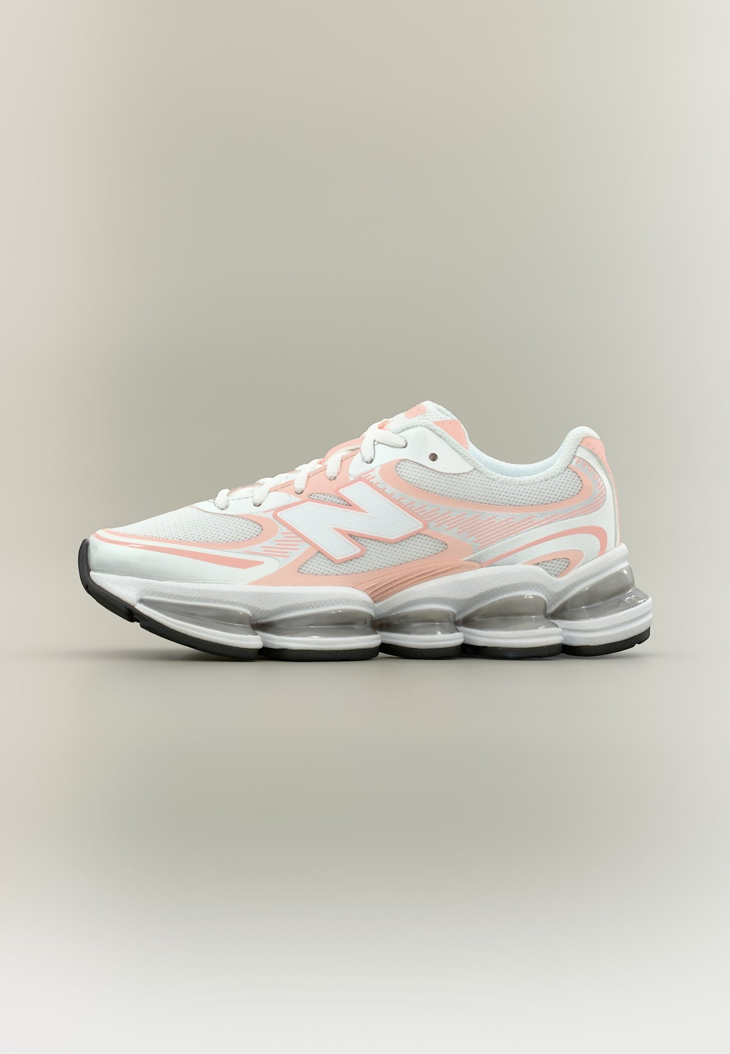 Zapatilla deportiva blanca y rosa claro con parte superior de malla, suela acolchada y cápsulas de aire transparentes en la suela, vista de perfil.