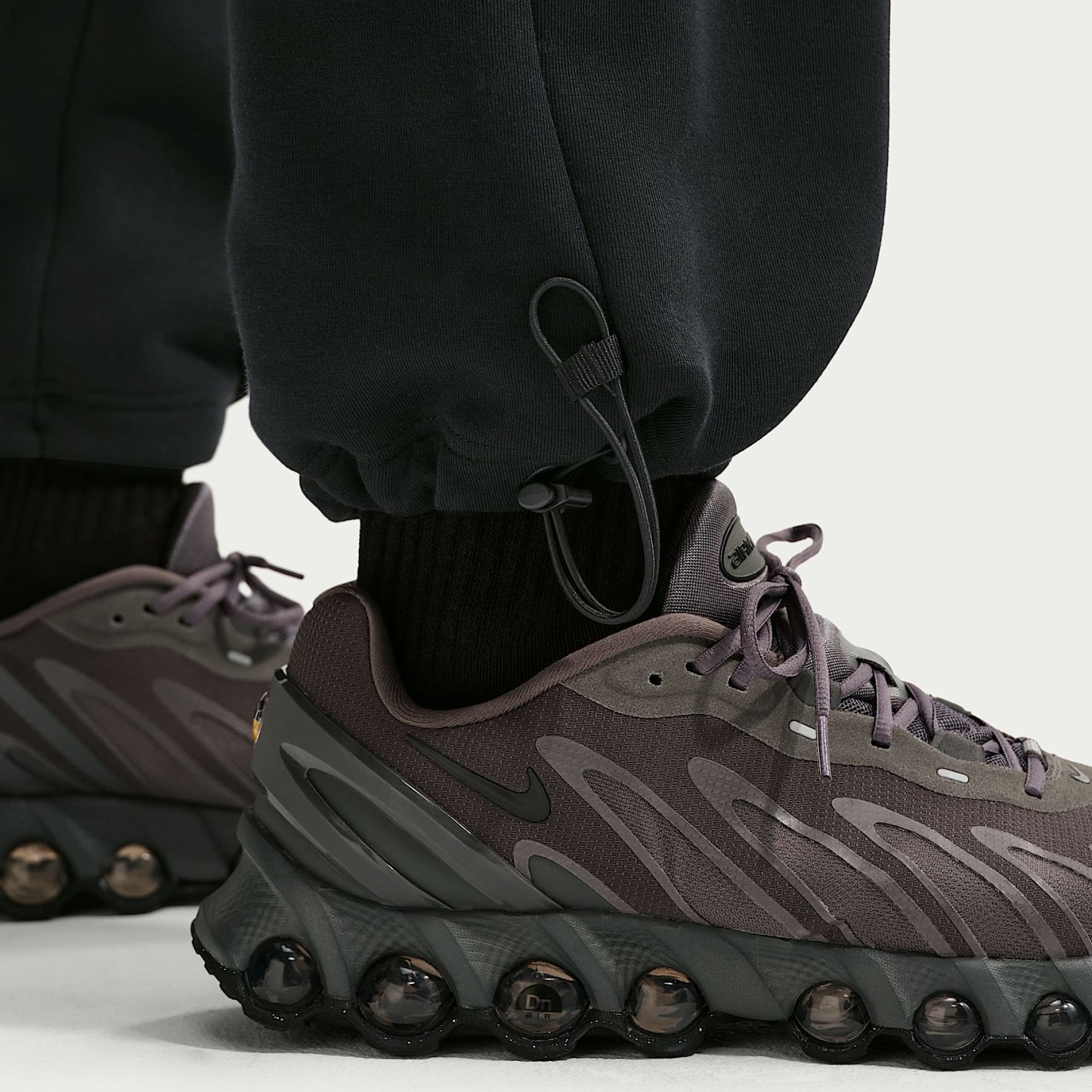 Nike Tech - Nike Tech Fleece-Hose mit offenem Saum und Farbblock-Design (Herren)