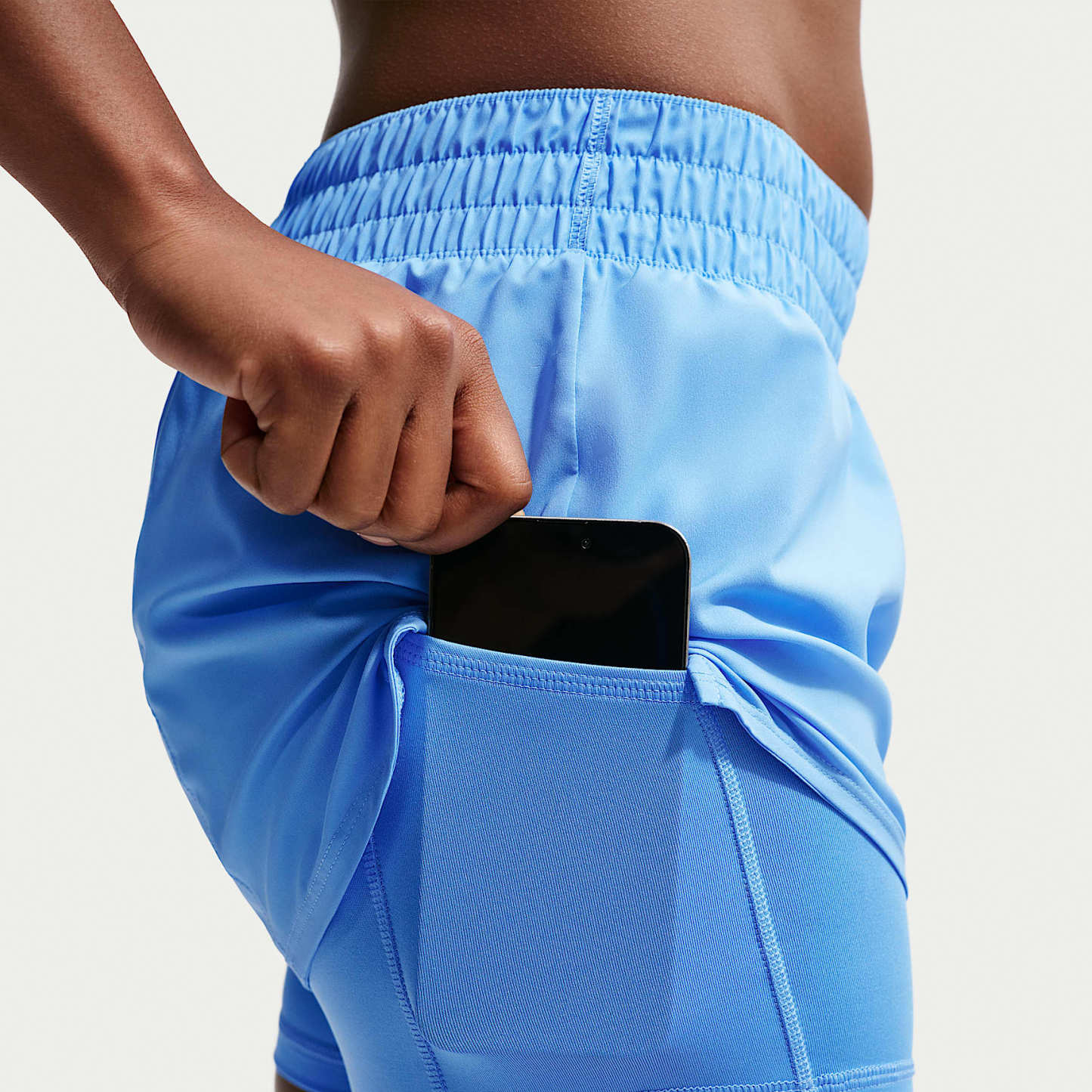 Nike One - Nike One Dri-FIT 2-in-1-Shorts mit mittelhohem Taillenbund für Damen (ca. 7,5 cm)