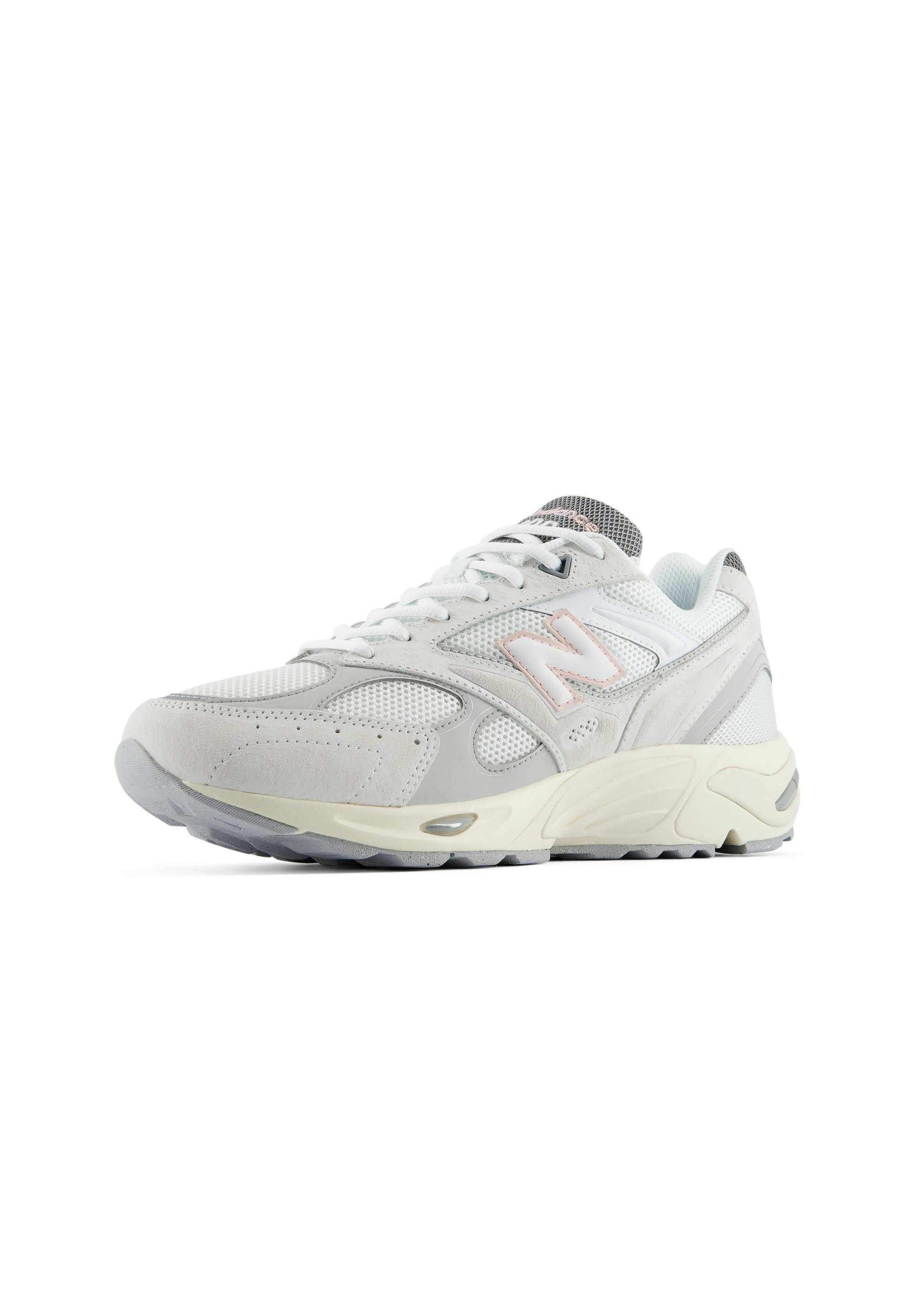 Zapatilla deportiva blanca y gris claro con paneles de malla y ante, cordones blancos, suela acolchada y logotipo de la marca en el lateral.