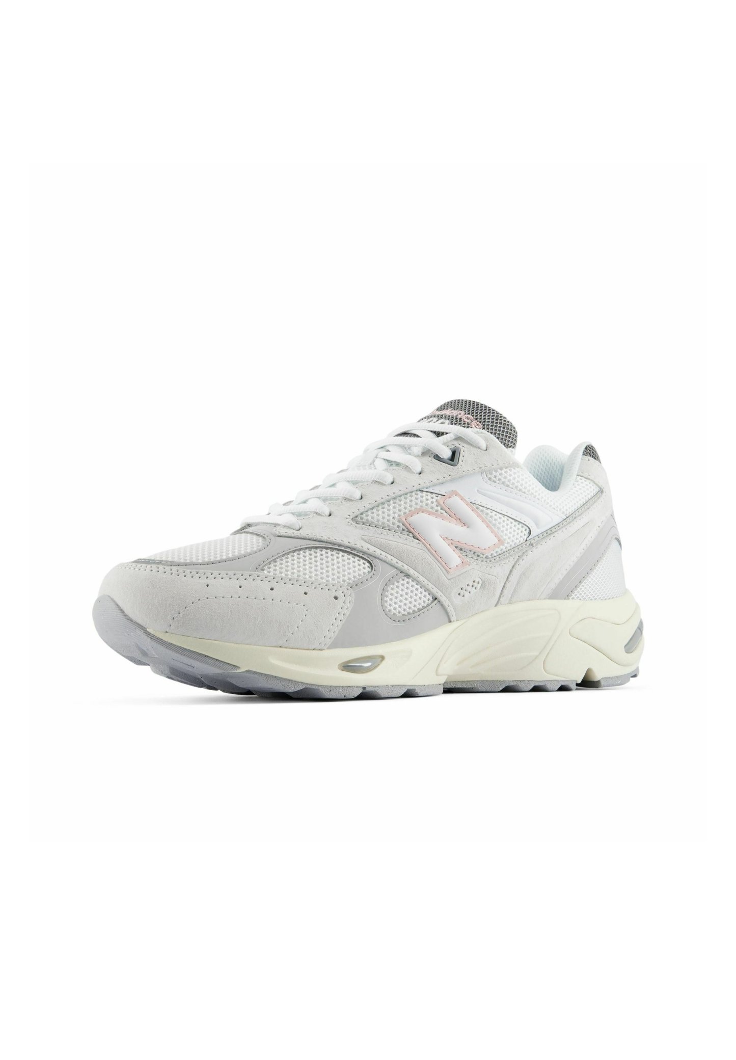 Zapatilla deportiva blanca y gris claro con paneles de malla y ante, cordones blancos, suela acolchada y logotipo de la marca en el lateral.