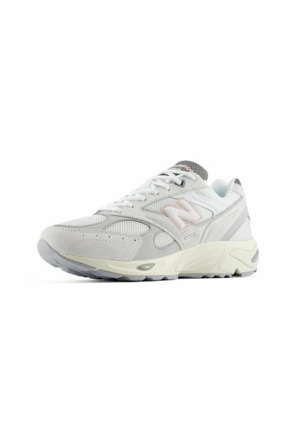 Zapatilla deportiva blanca y gris claro con paneles de malla y ante, cordones blancos, suela acolchada y logotipo de la marca en el lateral.