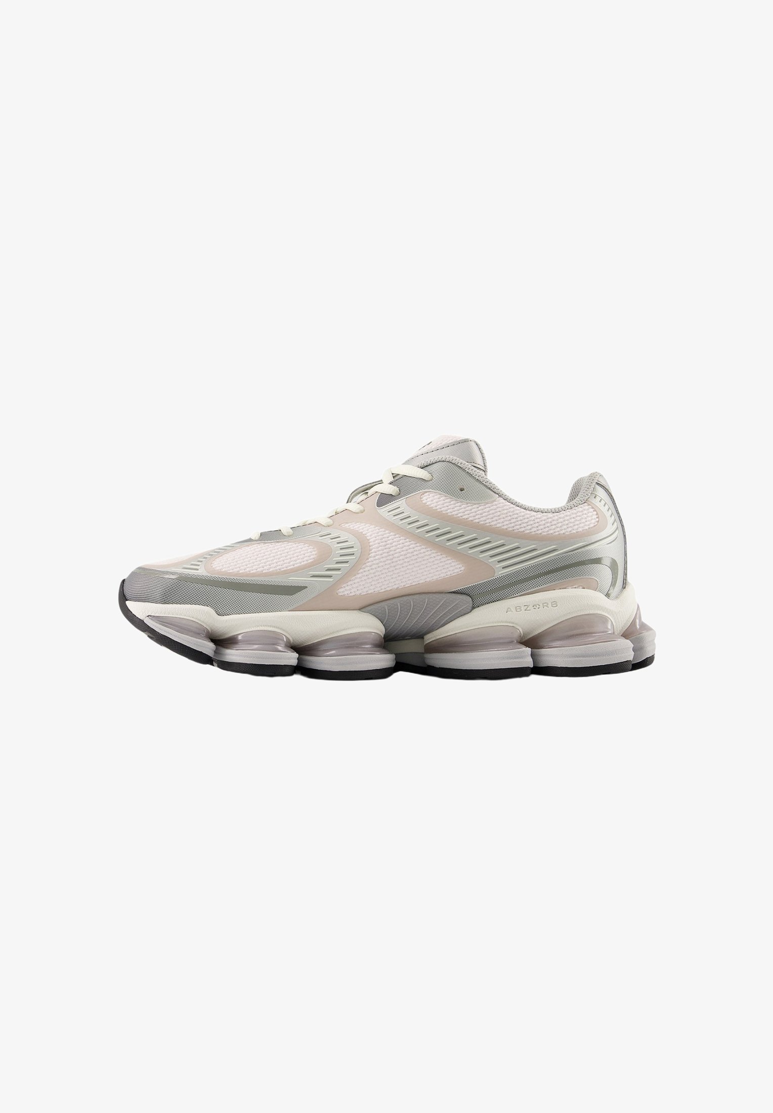 Zapatilla deportiva blanca y gris con parte superior de malla, superposiciones intrincadas y suela acolchada segmentada diseñada para la absorción de impactos.