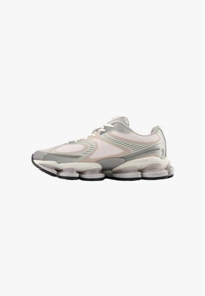 Zapatilla deportiva blanca y gris con parte superior de malla, superposiciones intrincadas y suela acolchada segmentada diseñada para la absorción de impactos.