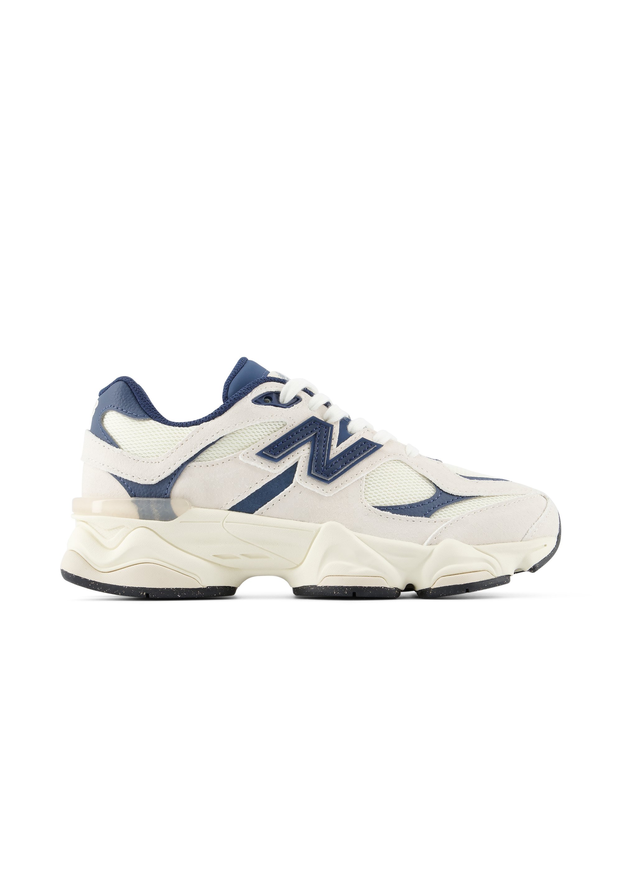 Zapatilla deportiva blanca y azul marino con detalles de malla y cuero, suela gruesa y logotipo en el lateral, vista desde el lado exterior.