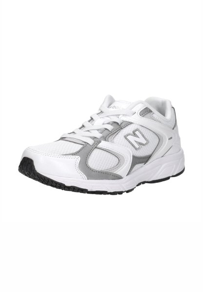 Zapatilla deportiva blanca y gris con paneles de malla, cierre de cordones, suela texturizada negra y un logo "N" en el lateral.