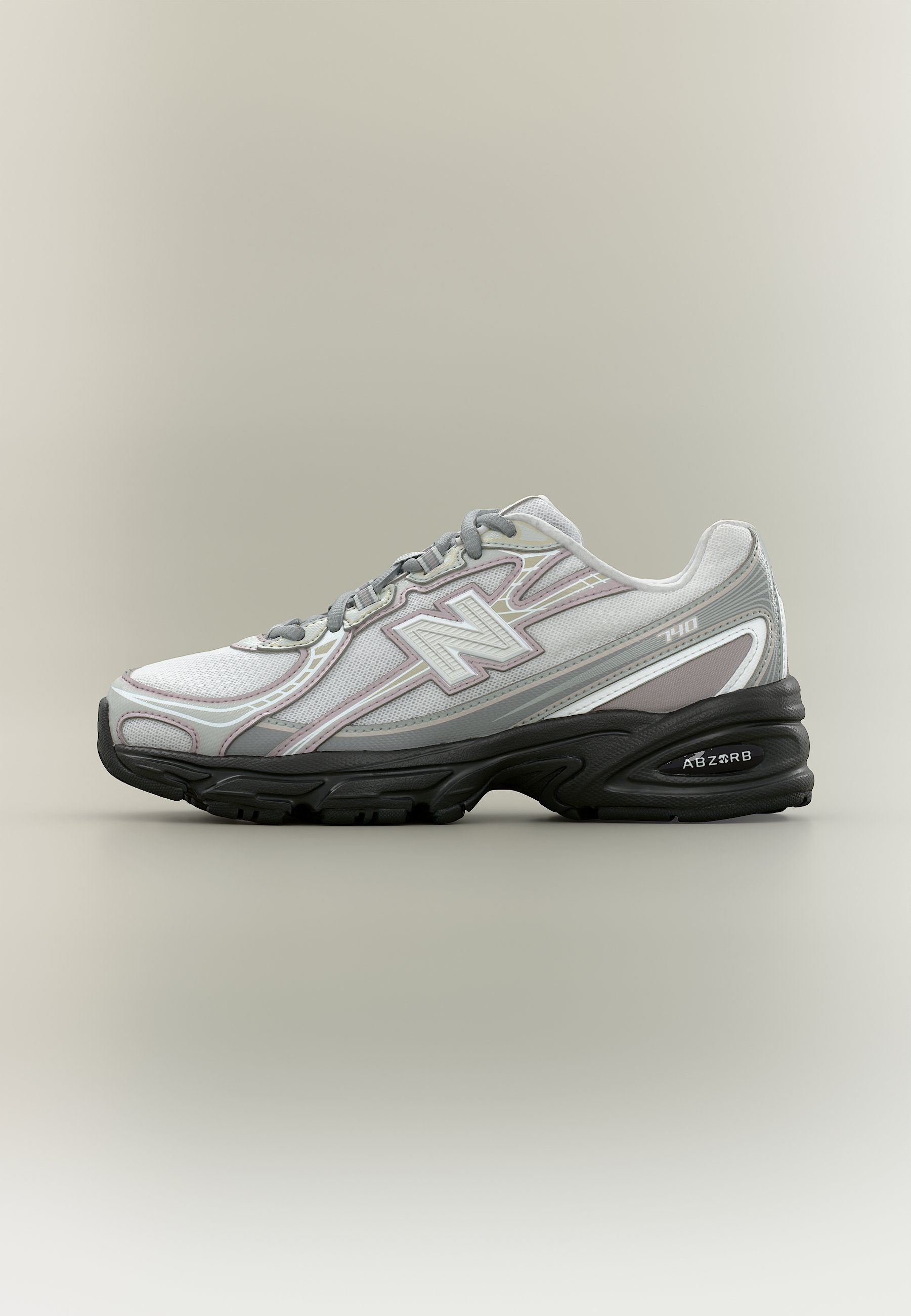 Zapatilla New Balance 740 blanca y gris con suela negra, parte superior de malla y material sintético, cordones grises y logo en el lateral.
