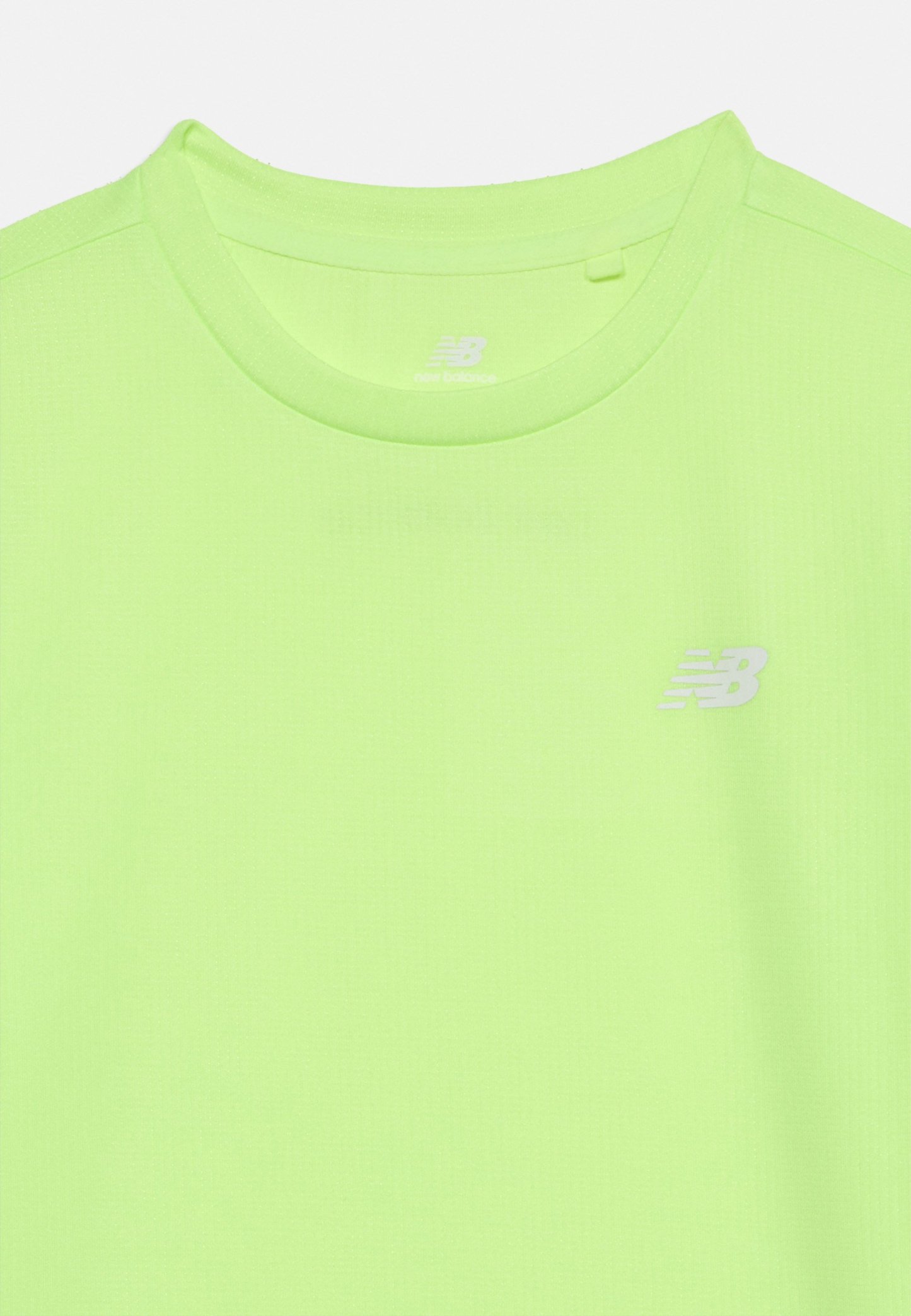 Camiseta deportiva New Balance de manga corta y cuello redondo en verde claro con el logo de la marca en blanco en el pecho izquierdo.